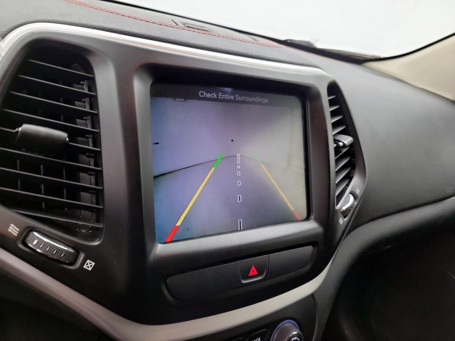 Thumbnail: 2016 Jeep Cherokee - 14