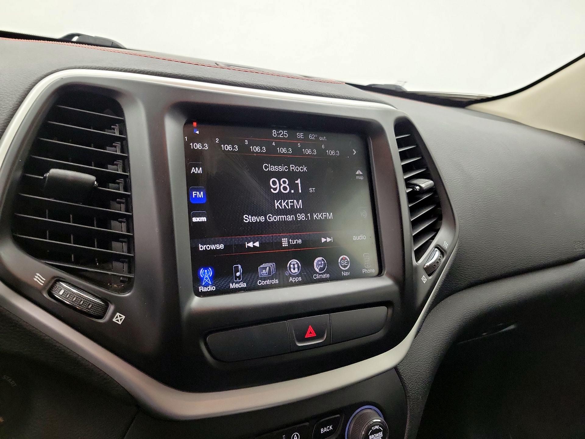 Thumbnail: 2016 Jeep Cherokee - 15