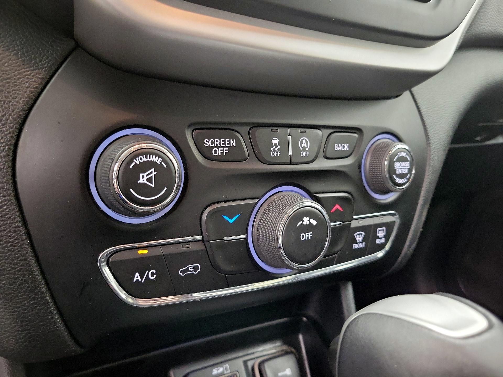 Thumbnail: 2016 Jeep Cherokee - 16