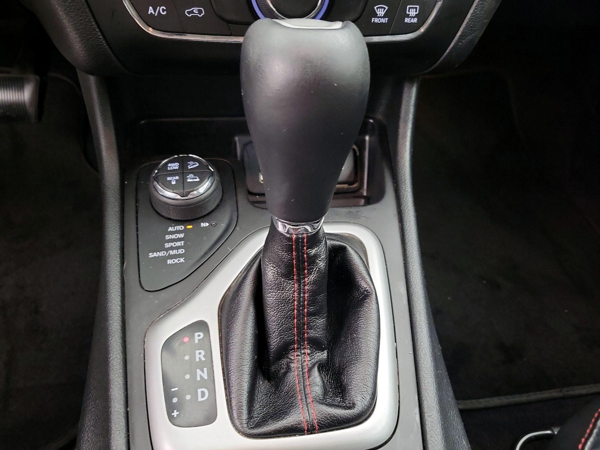 Thumbnail: 2016 Jeep Cherokee - 17