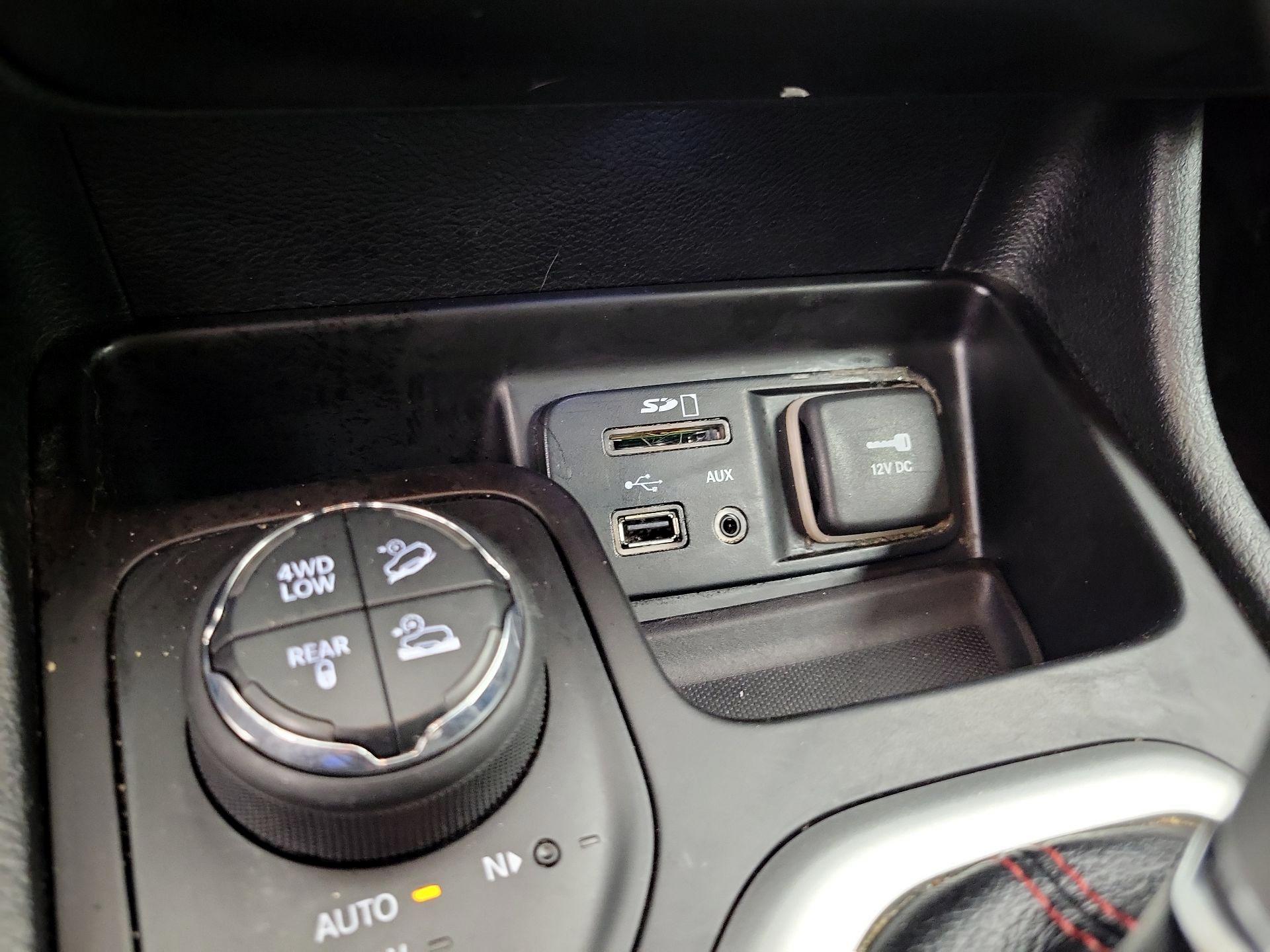 Thumbnail: 2016 Jeep Cherokee - 18