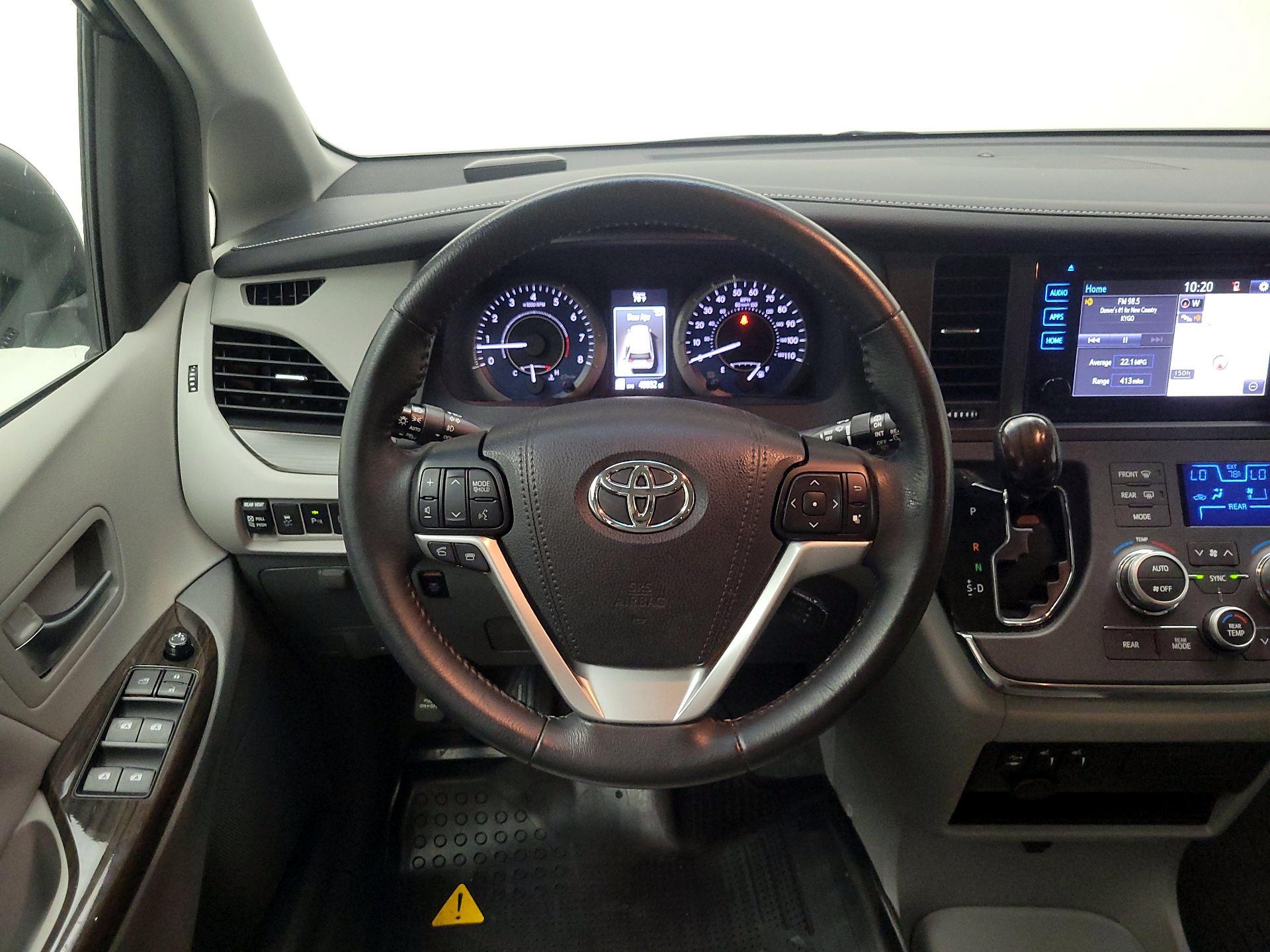Thumbnail: 2017 Toyota Sienna - 10