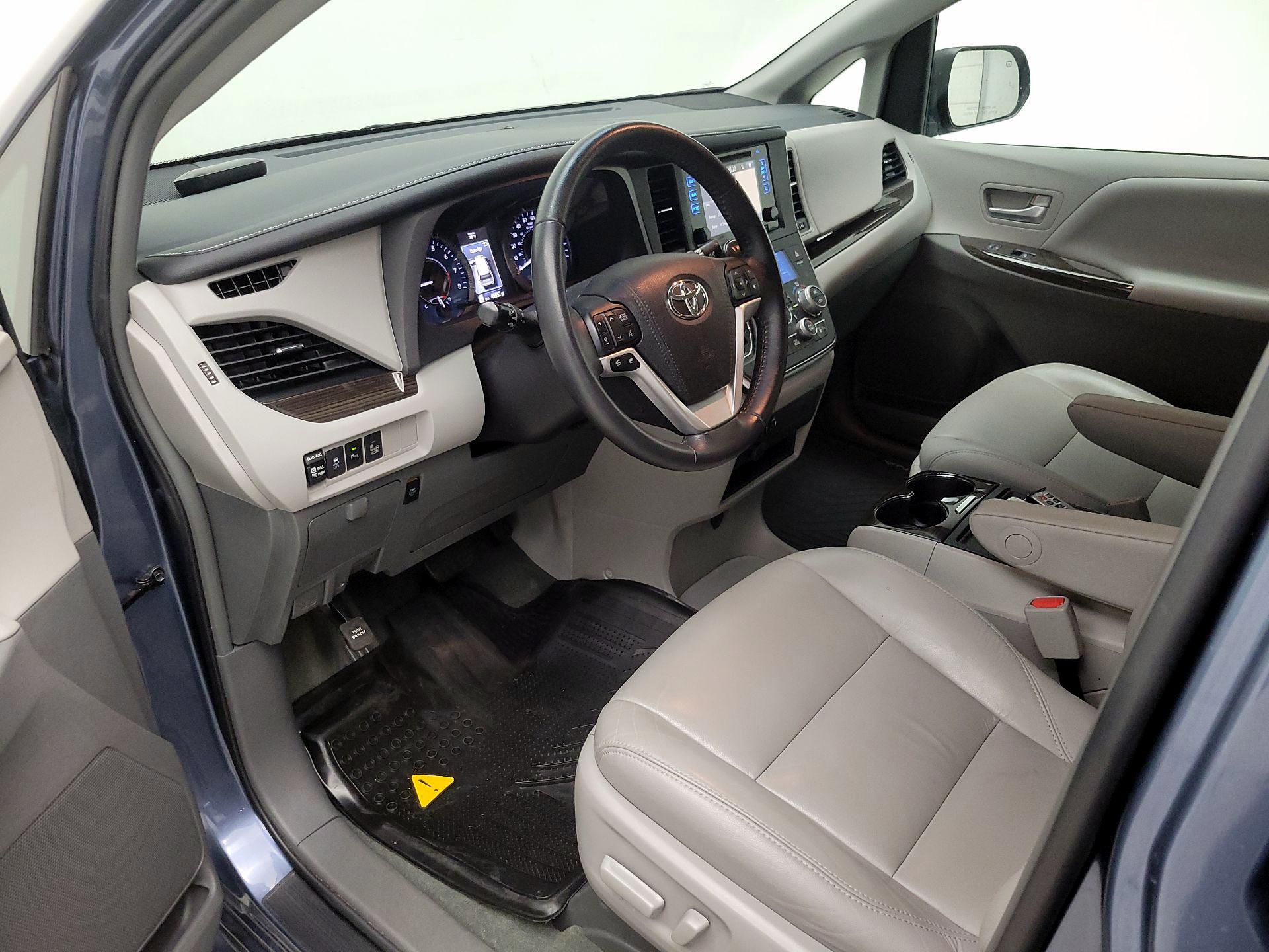 Thumbnail: 2017 Toyota Sienna - 11