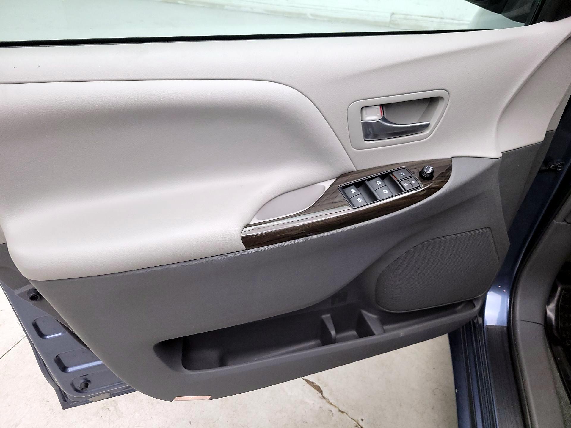 Thumbnail: 2017 Toyota Sienna - 12