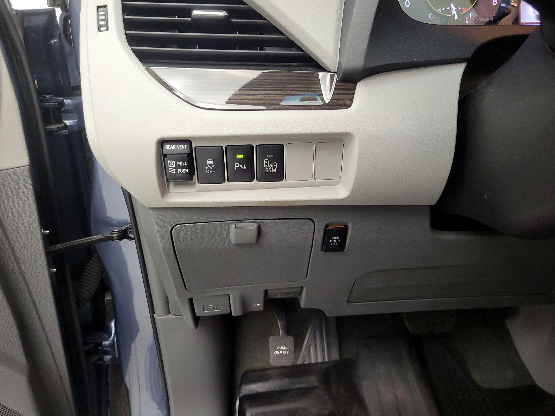 Thumbnail: 2017 Toyota Sienna - 13