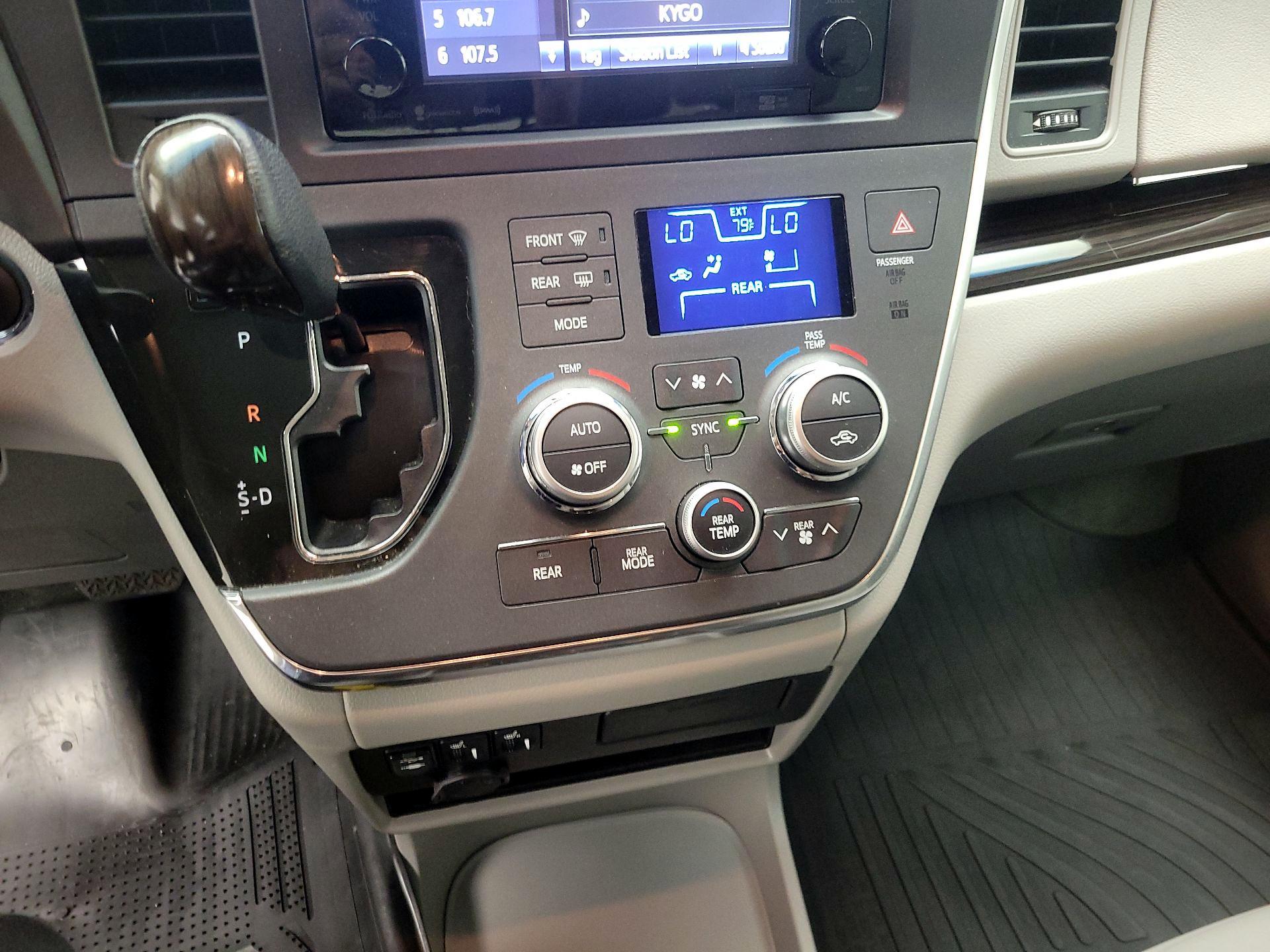 Thumbnail: 2017 Toyota Sienna - 17