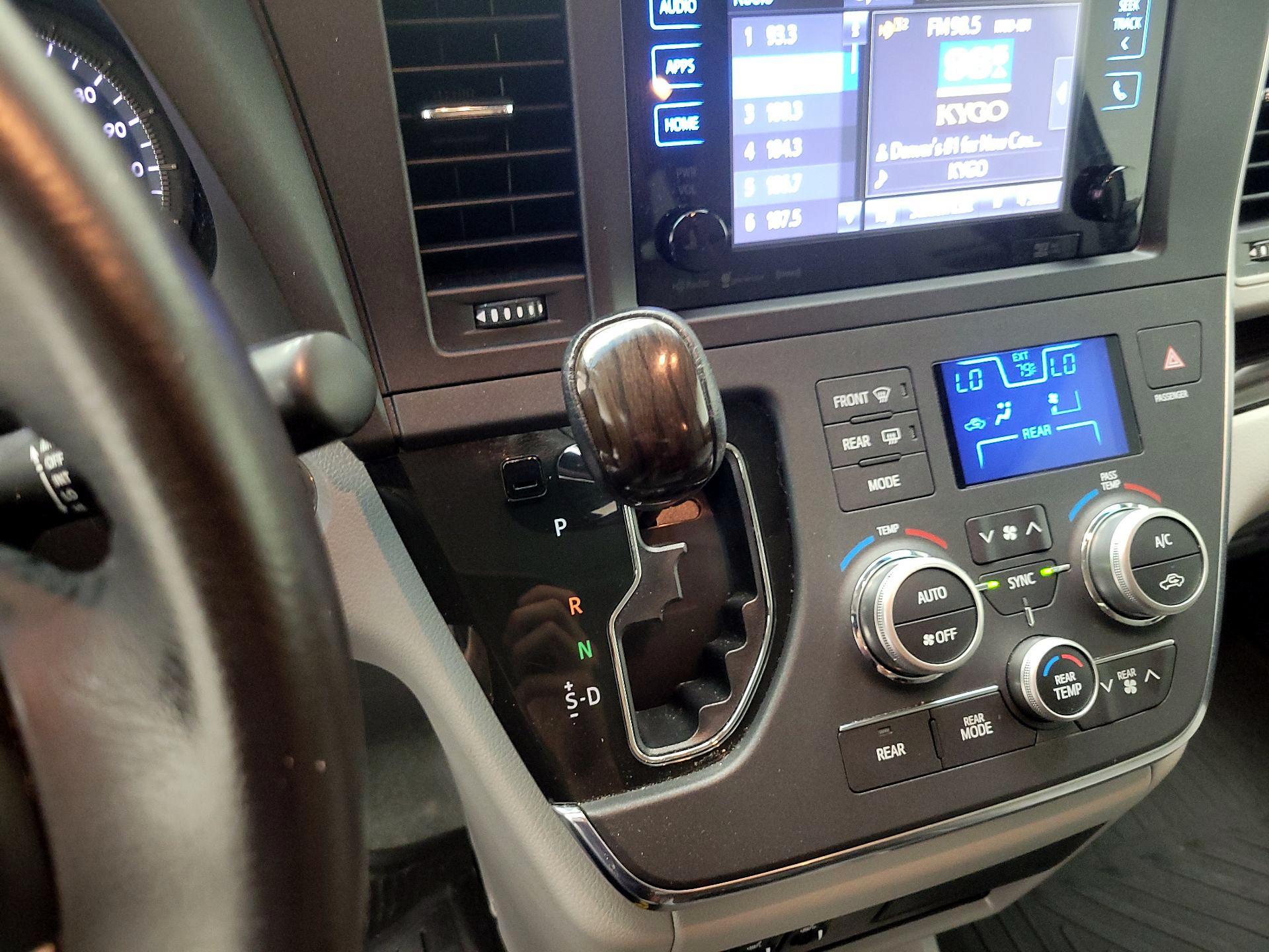 Thumbnail: 2017 Toyota Sienna - 18
