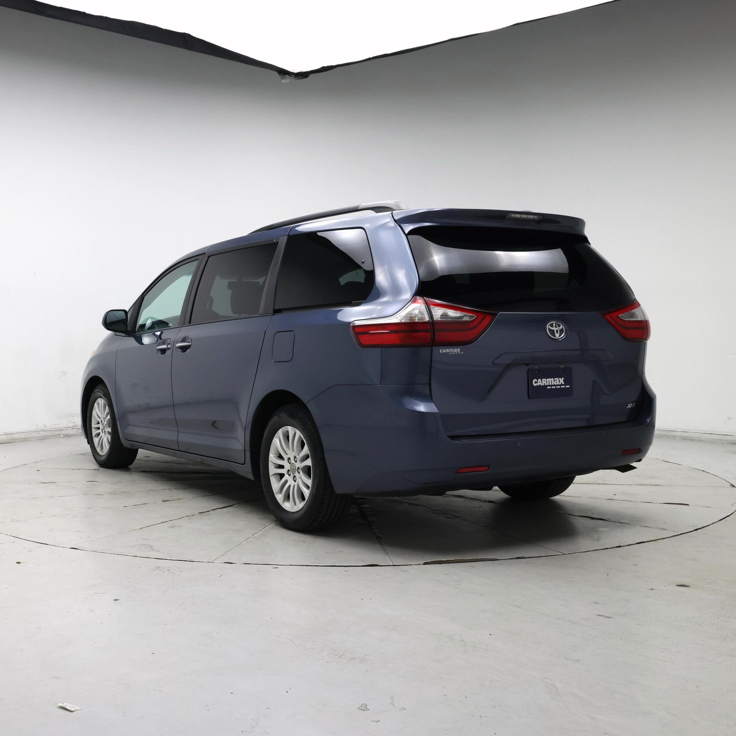 Thumbnail: 2017 Toyota Sienna - 2