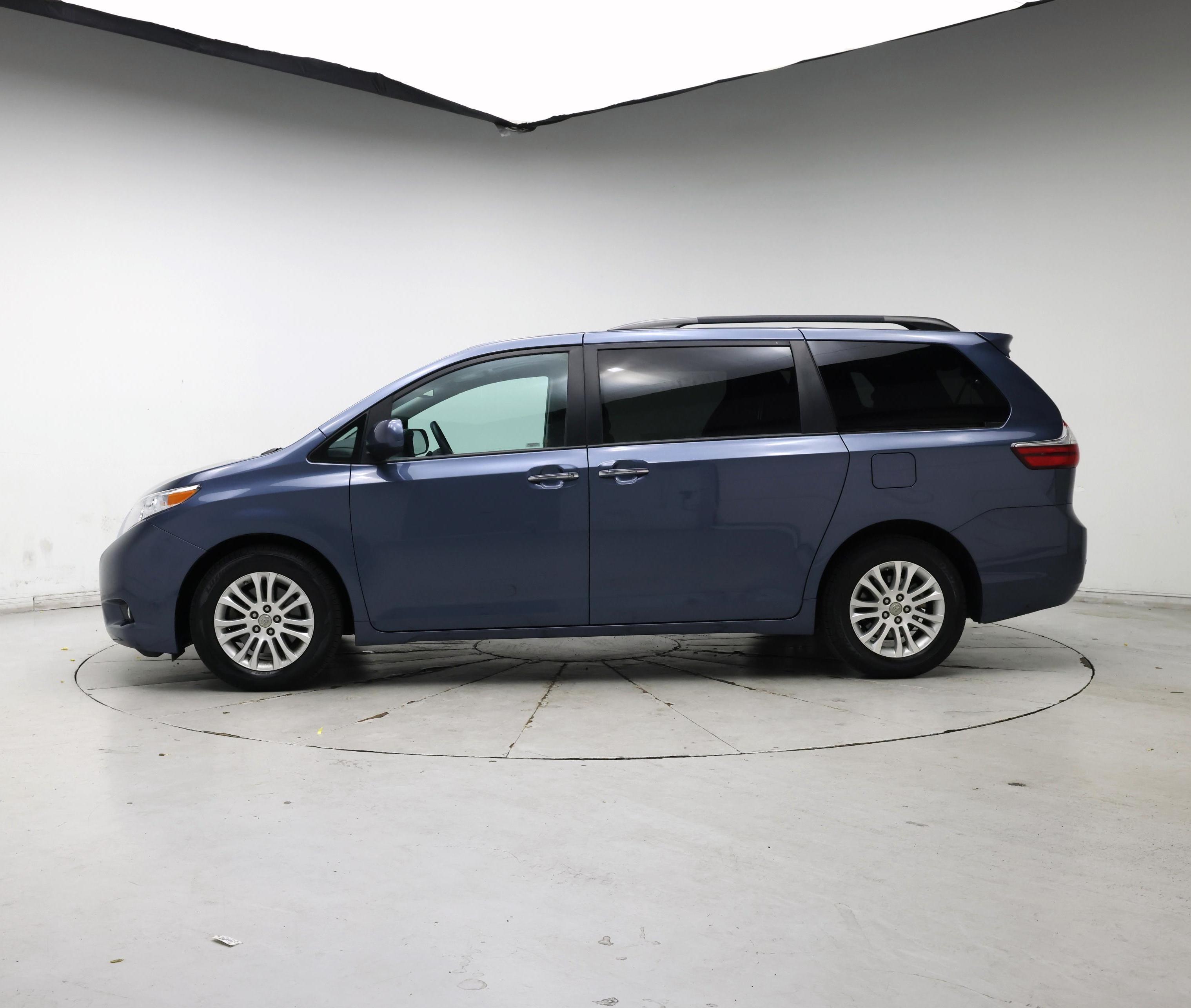Thumbnail: 2017 Toyota Sienna - 3
