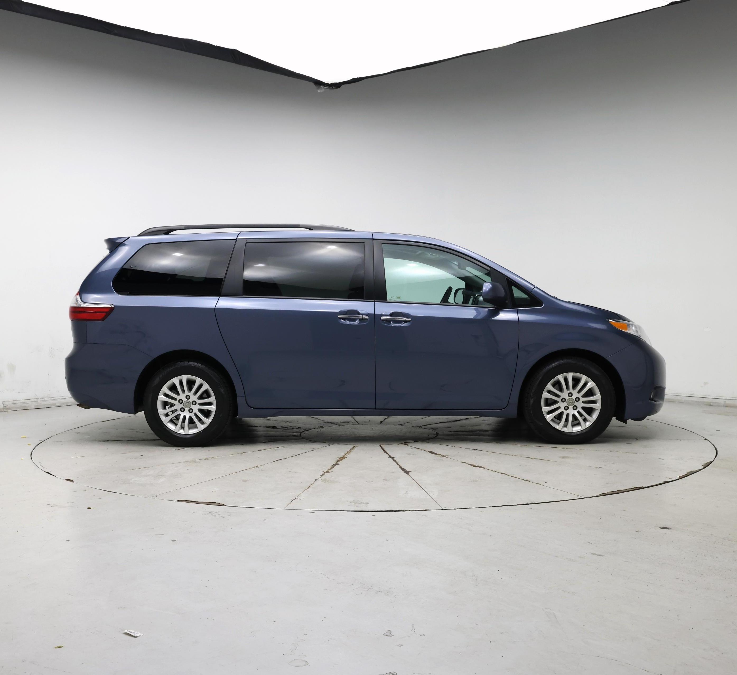 Thumbnail: 2017 Toyota Sienna - 7
