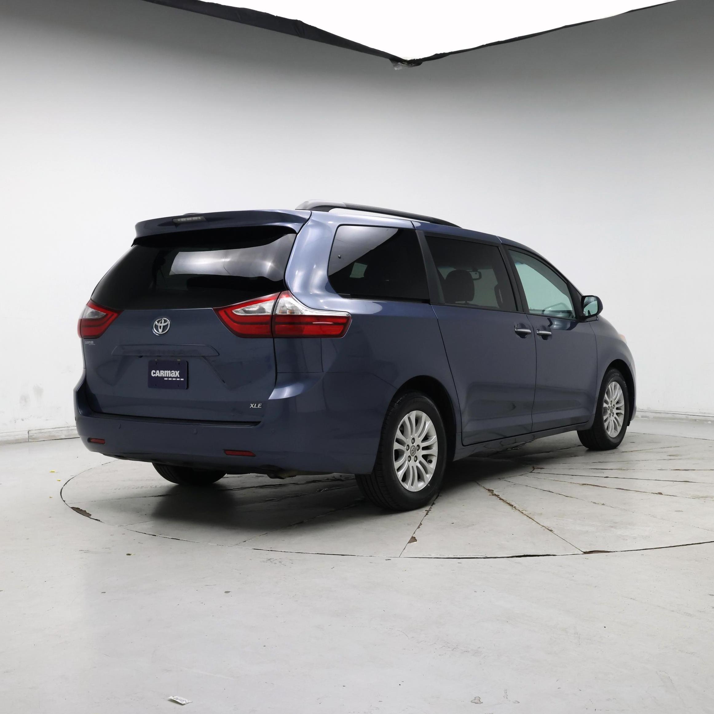 Thumbnail: 2017 Toyota Sienna - 8