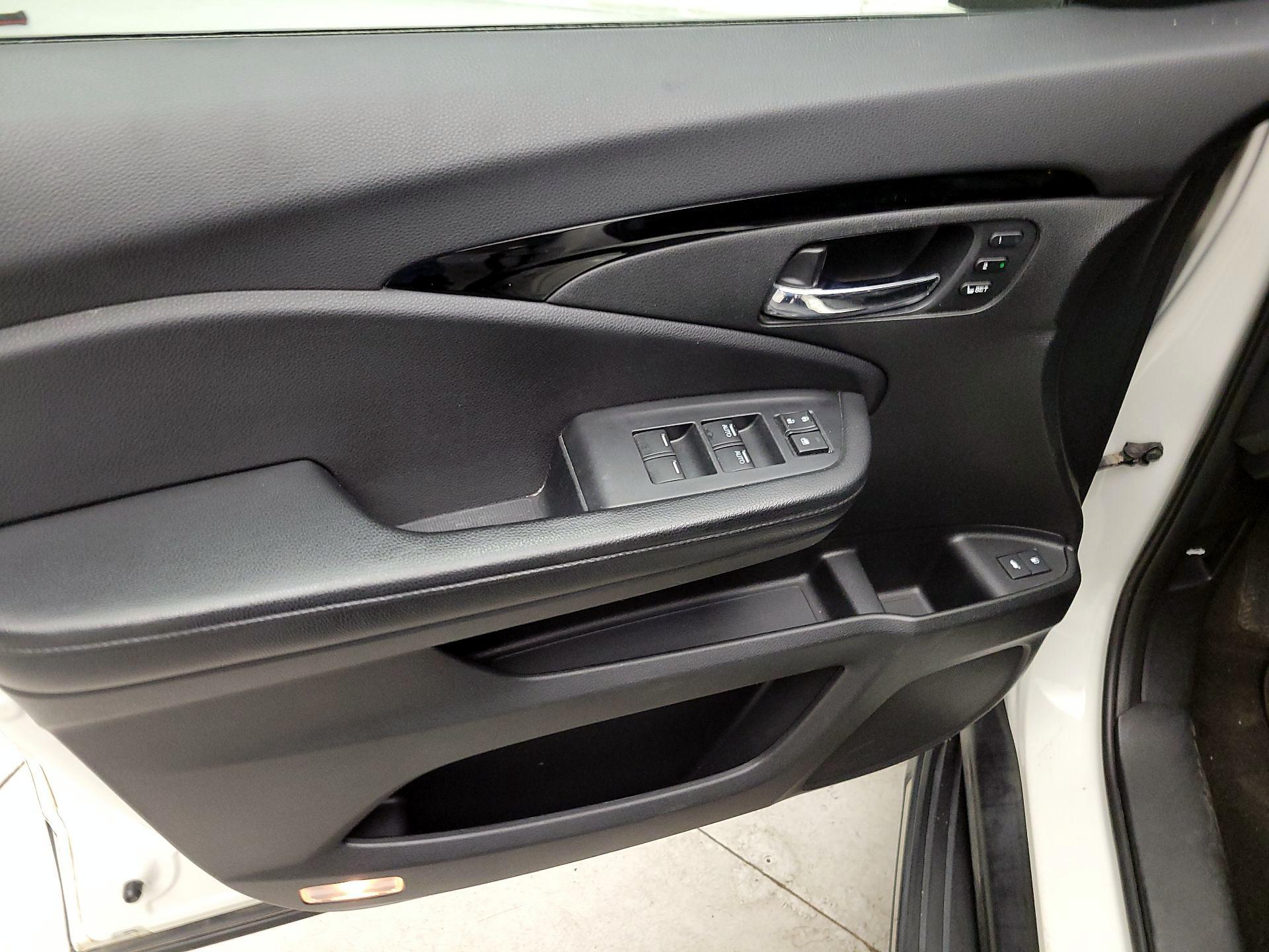 Thumbnail: 2016 Honda Pilot - 12