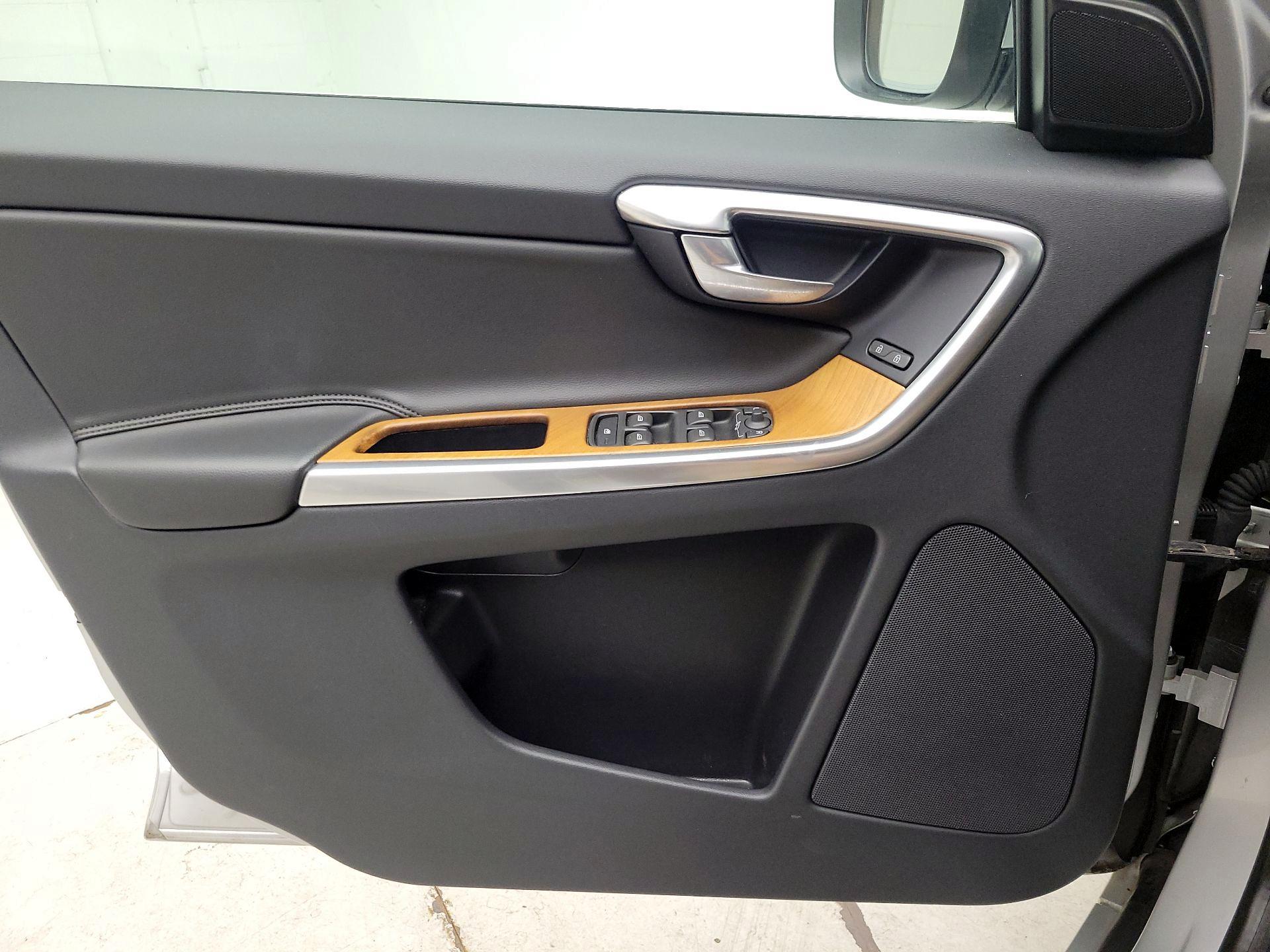 Thumbnail: 2017 Volvo XC60 - 12