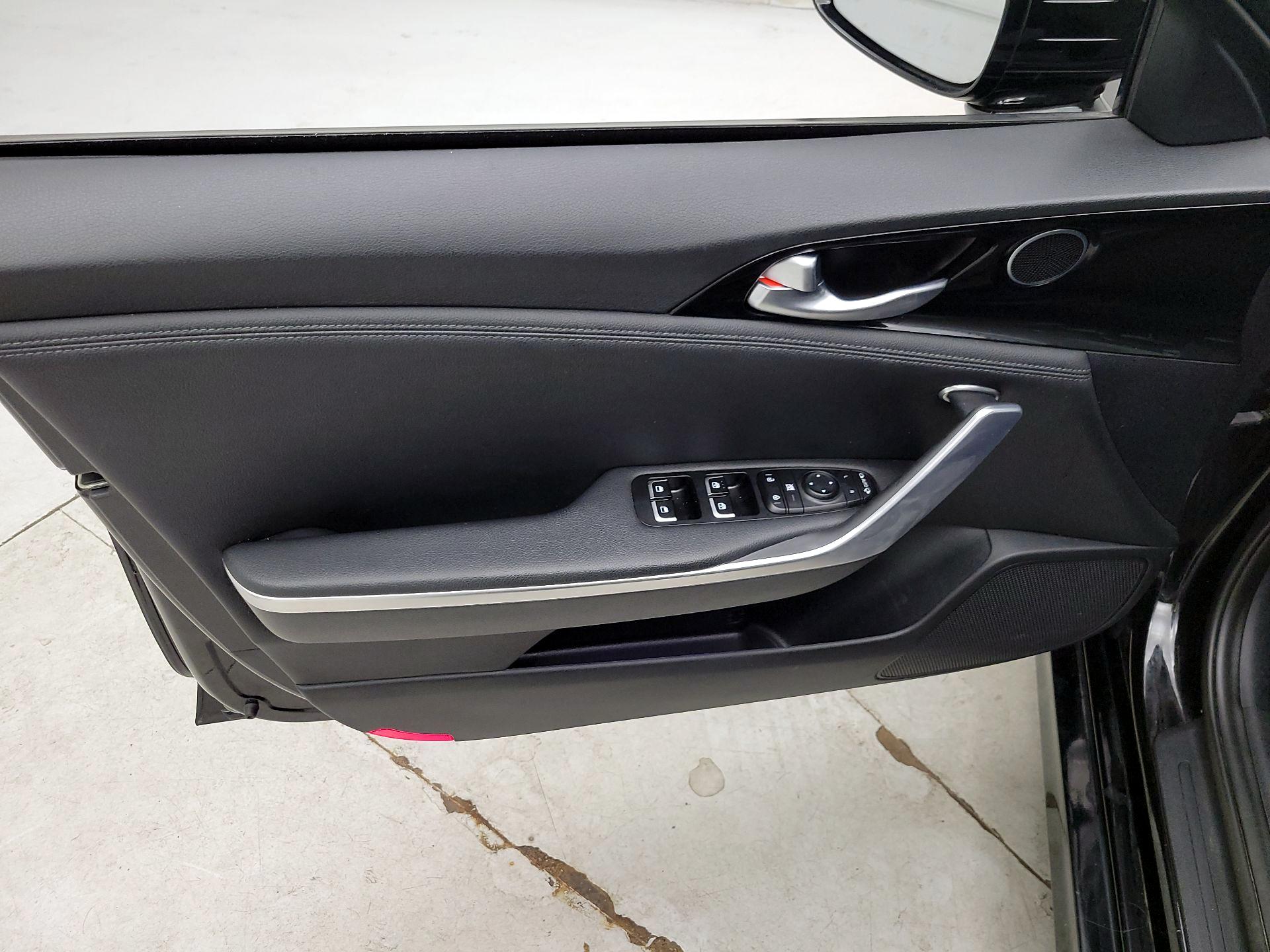 Thumbnail: 2018 Kia Stinger - 12
