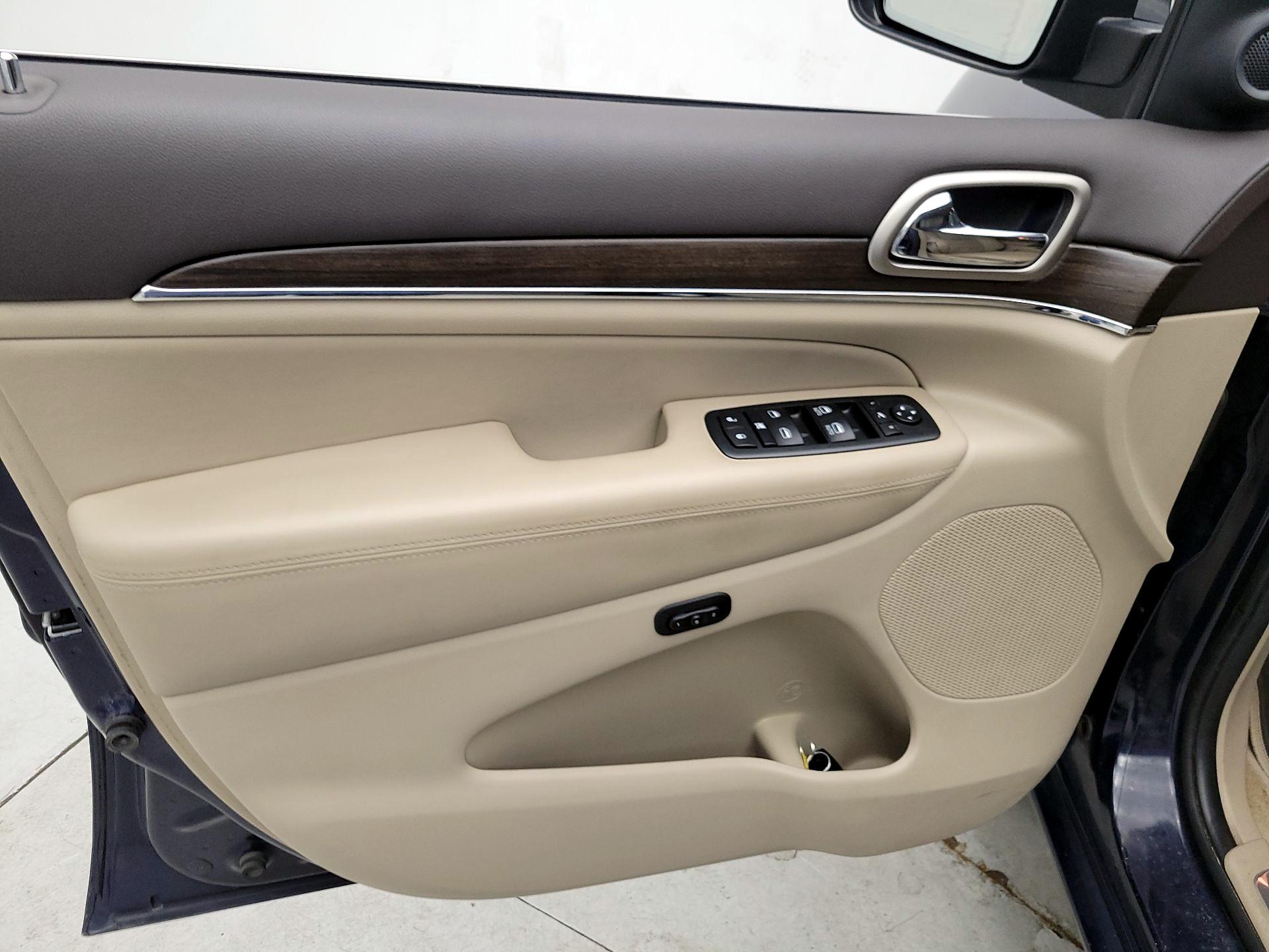 Thumbnail: 2015 Jeep Grand Cherokee - 12