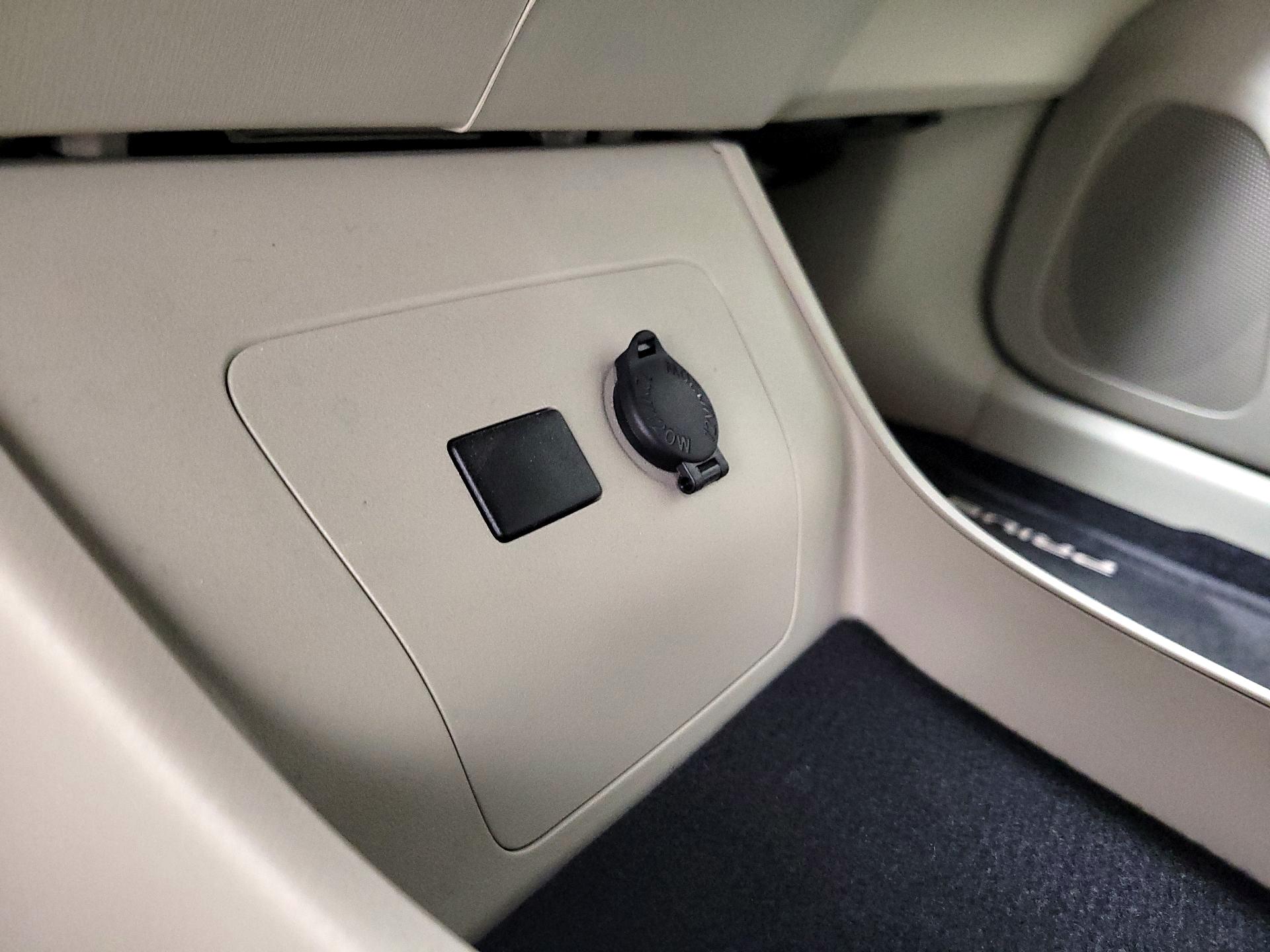 Thumbnail: 2015 Toyota Prius - 18