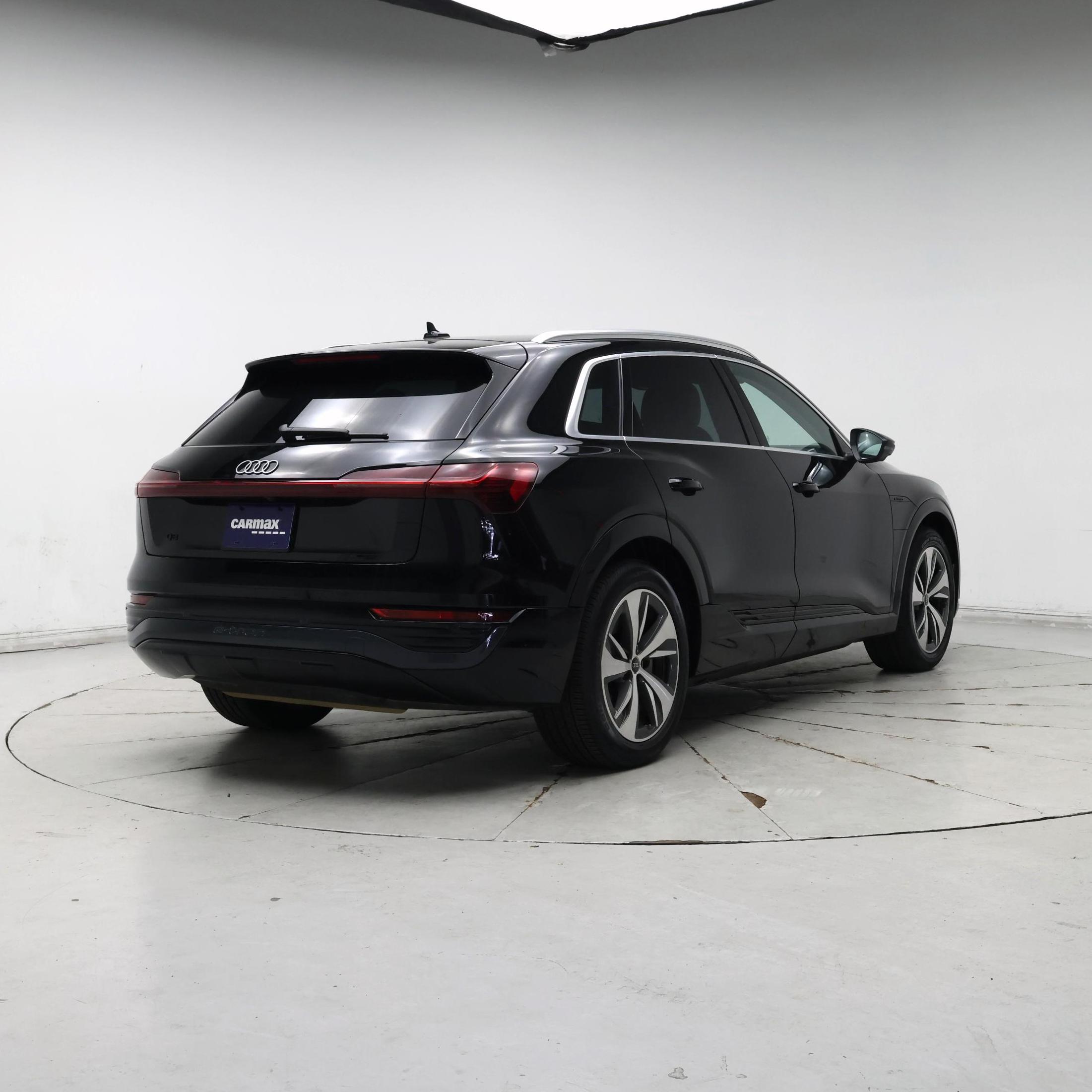 Thumbnail: 2024 Audi Q8 e-tron - 8