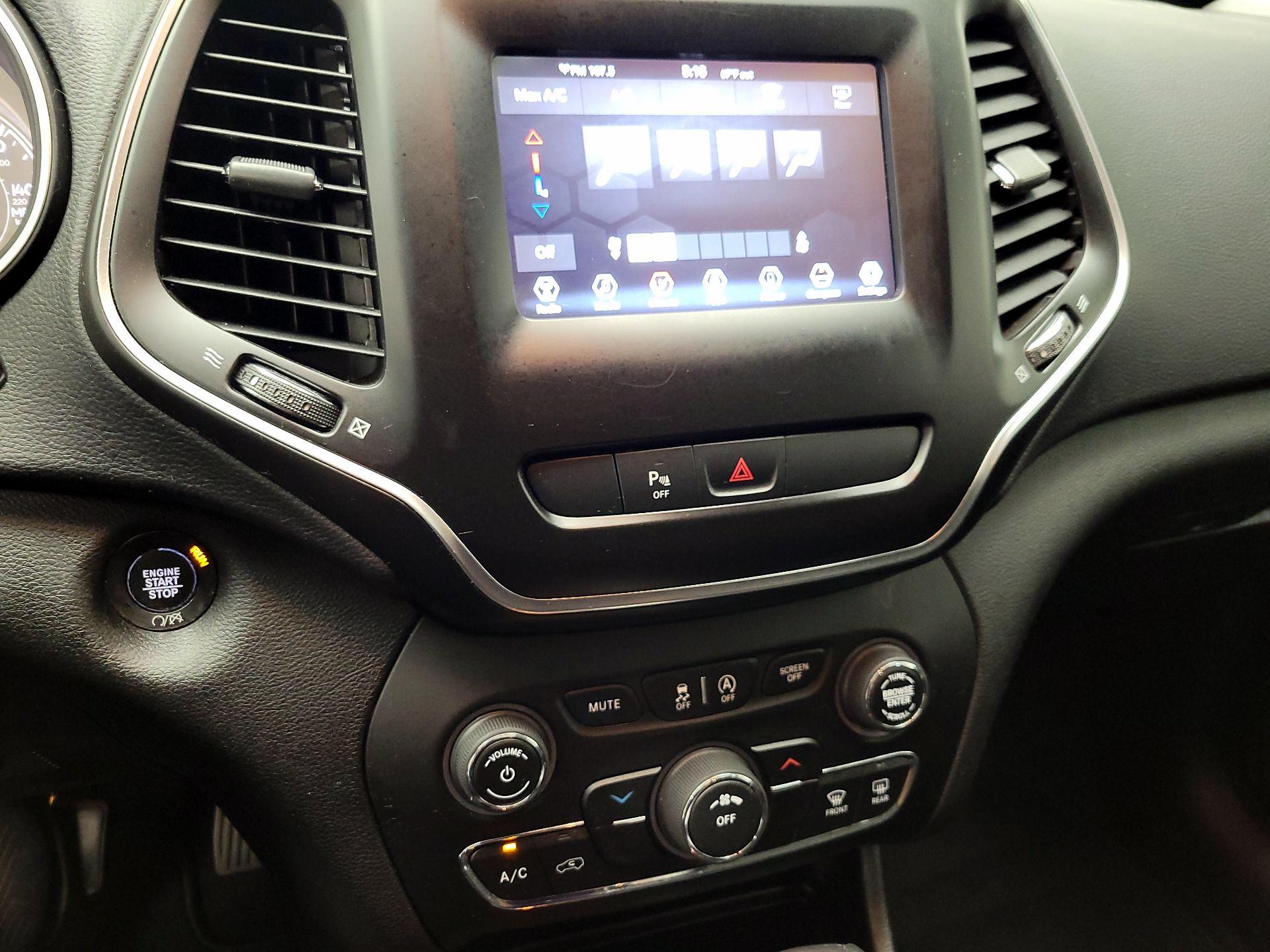 Thumbnail: 2019 Jeep Cherokee - 16