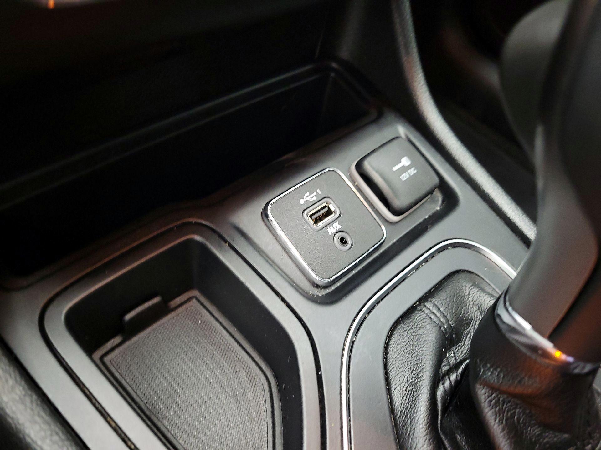 Thumbnail: 2019 Jeep Cherokee - 18
