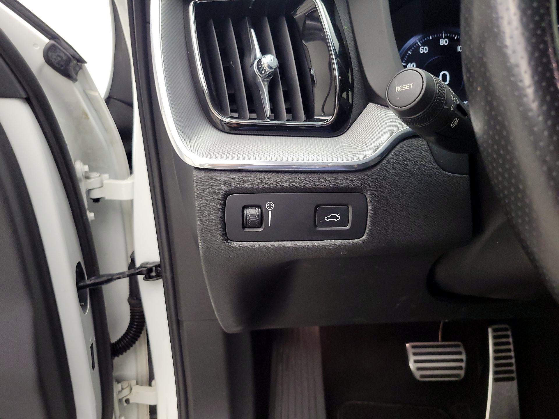 Thumbnail: 2018 Volvo XC60 - 13
