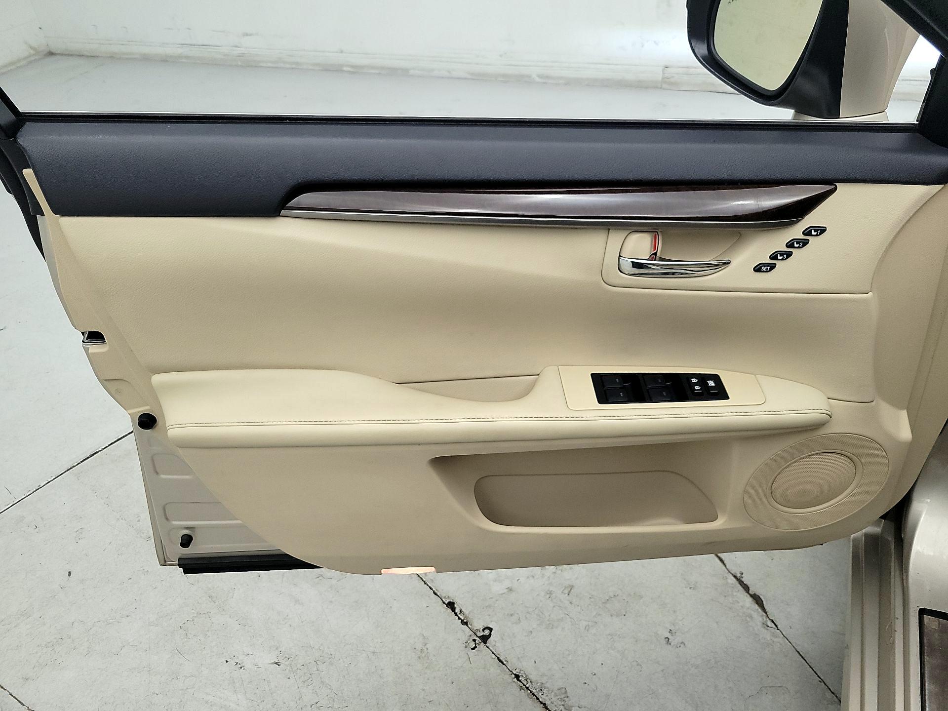 Thumbnail: 2015 Lexus ES - 12