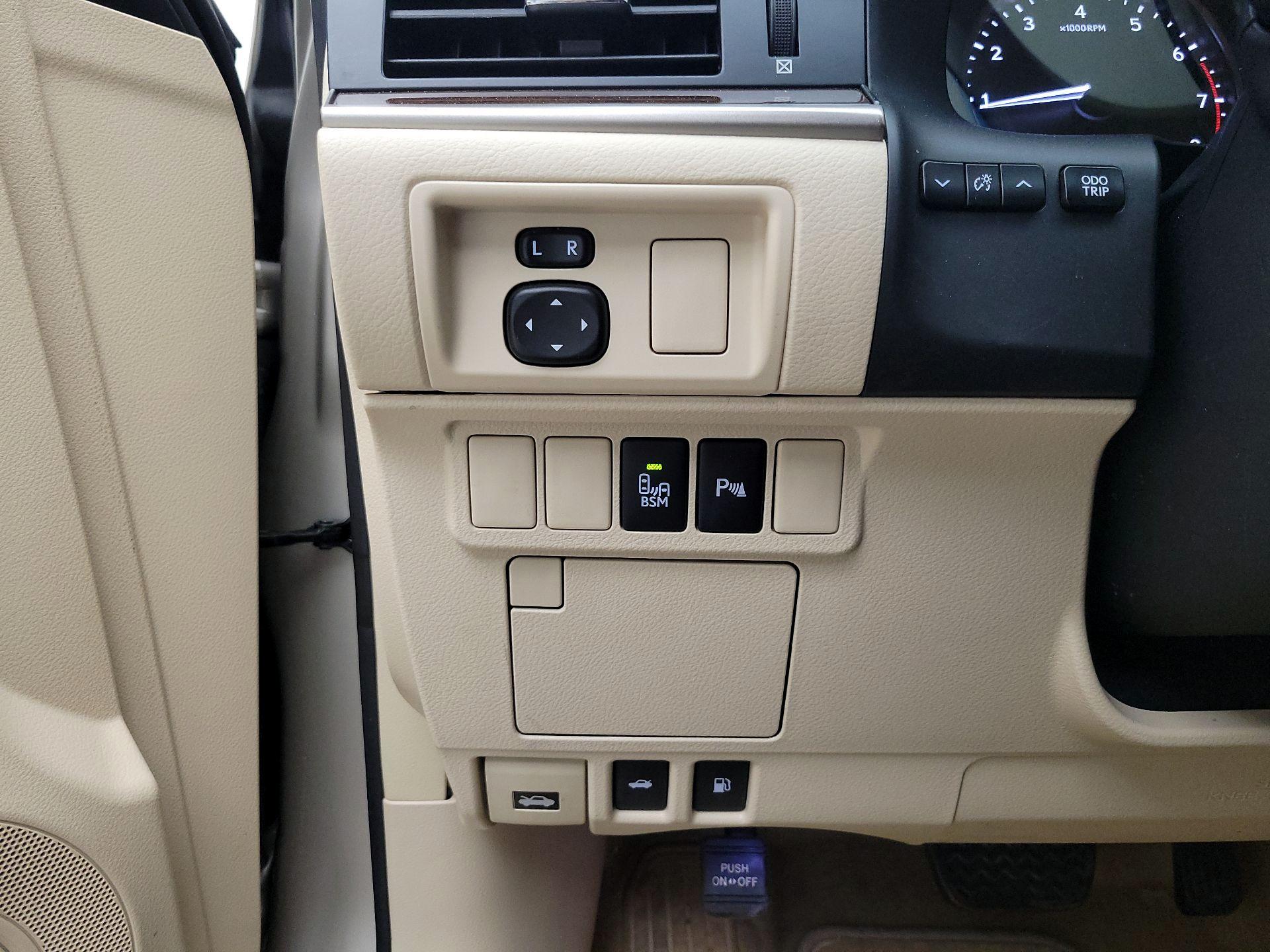Thumbnail: 2015 Lexus ES - 13