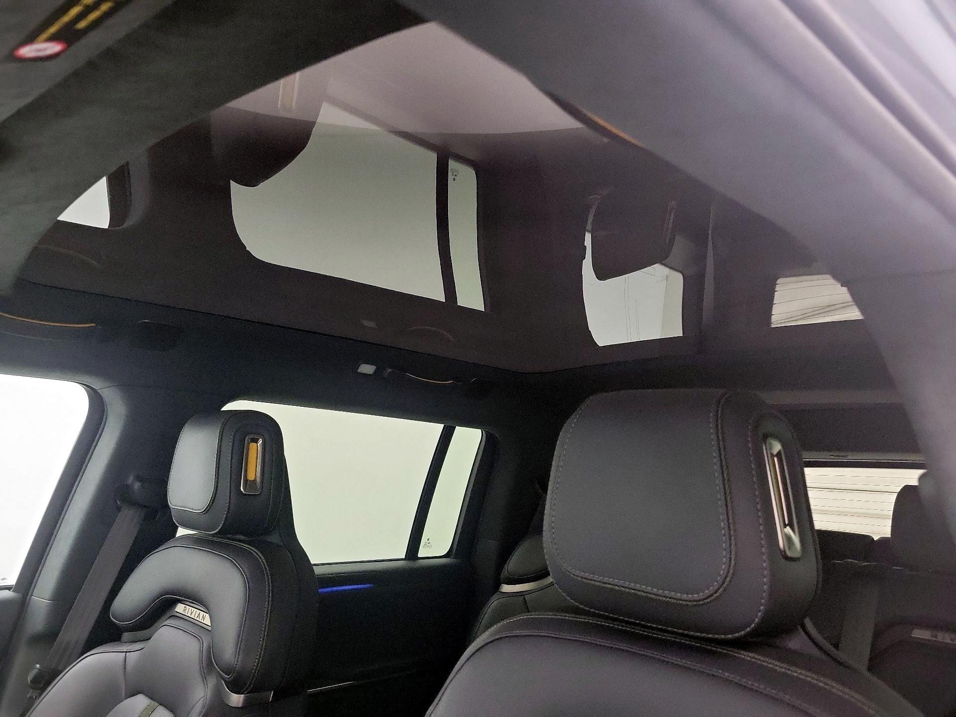 Thumbnail: 2024 Rivian R1S - 19