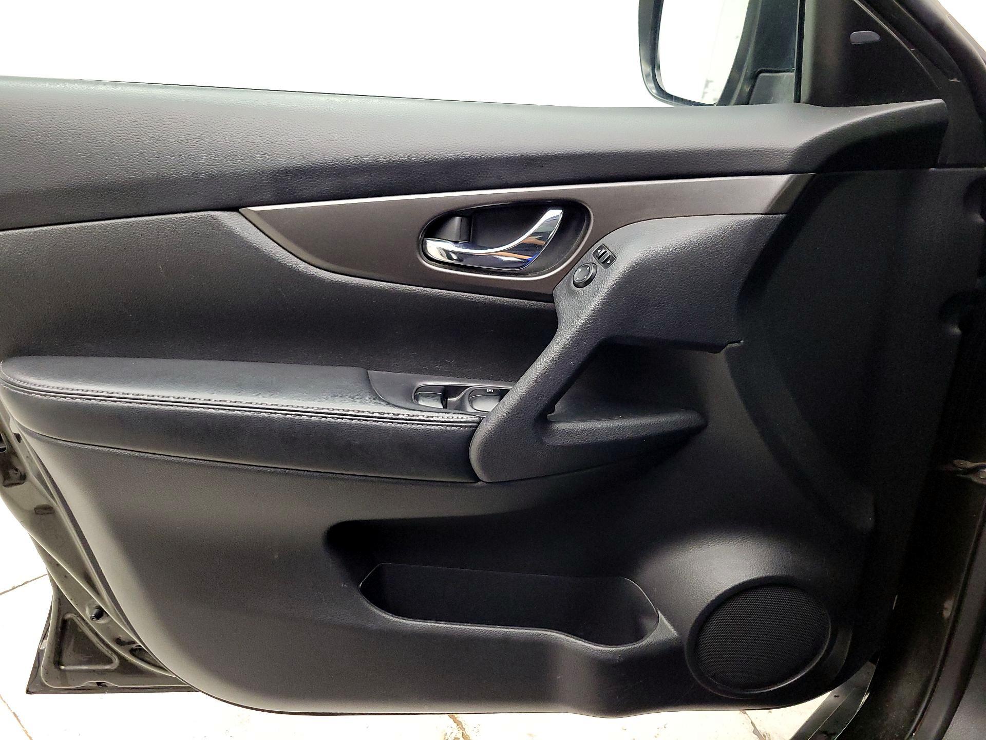 Thumbnail: 2015 Nissan Rogue - 12