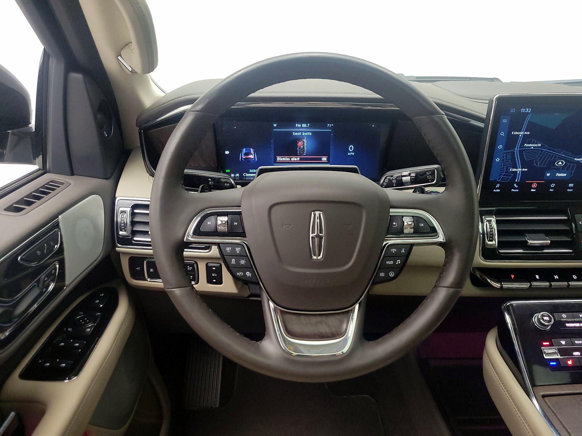 Thumbnail: 2022 Lincoln Navigator L - 10