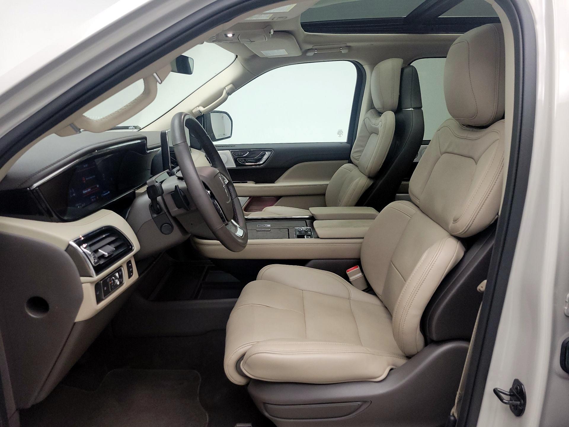 Thumbnail: 2022 Lincoln Navigator L - 11
