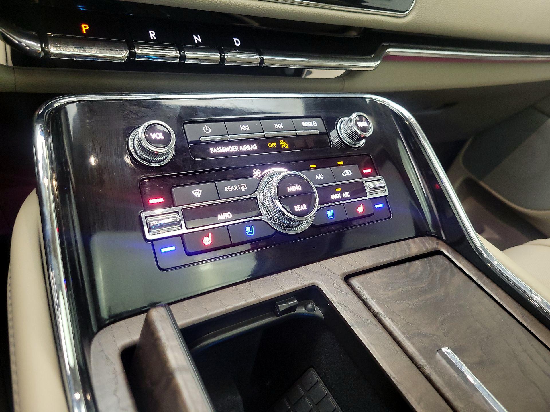 Thumbnail: 2022 Lincoln Navigator L - 17