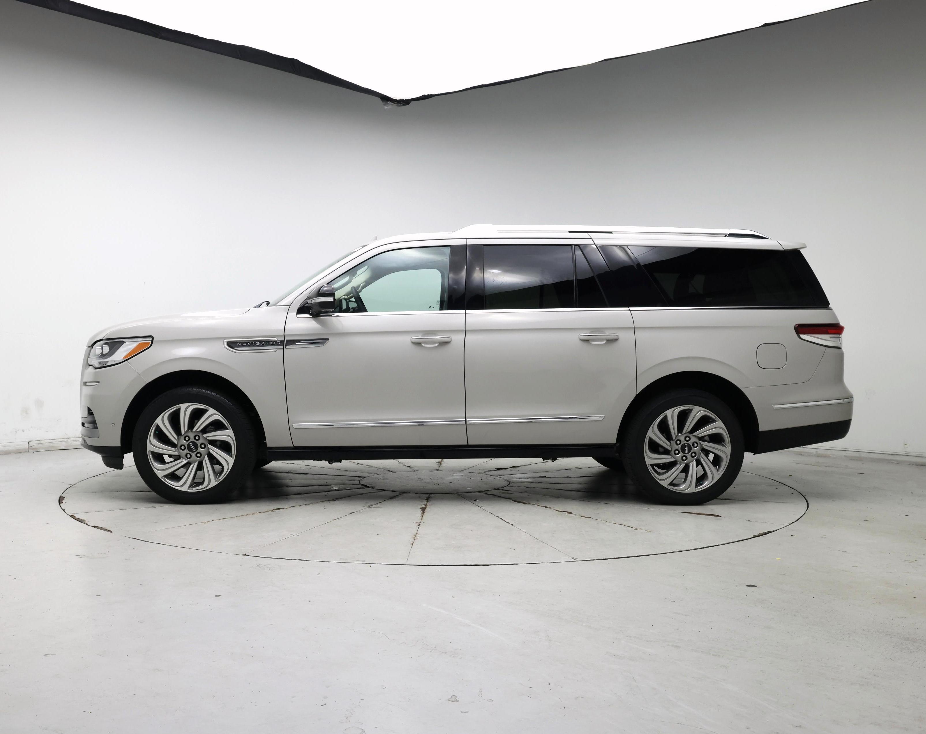 Thumbnail: 2022 Lincoln Navigator L - 3