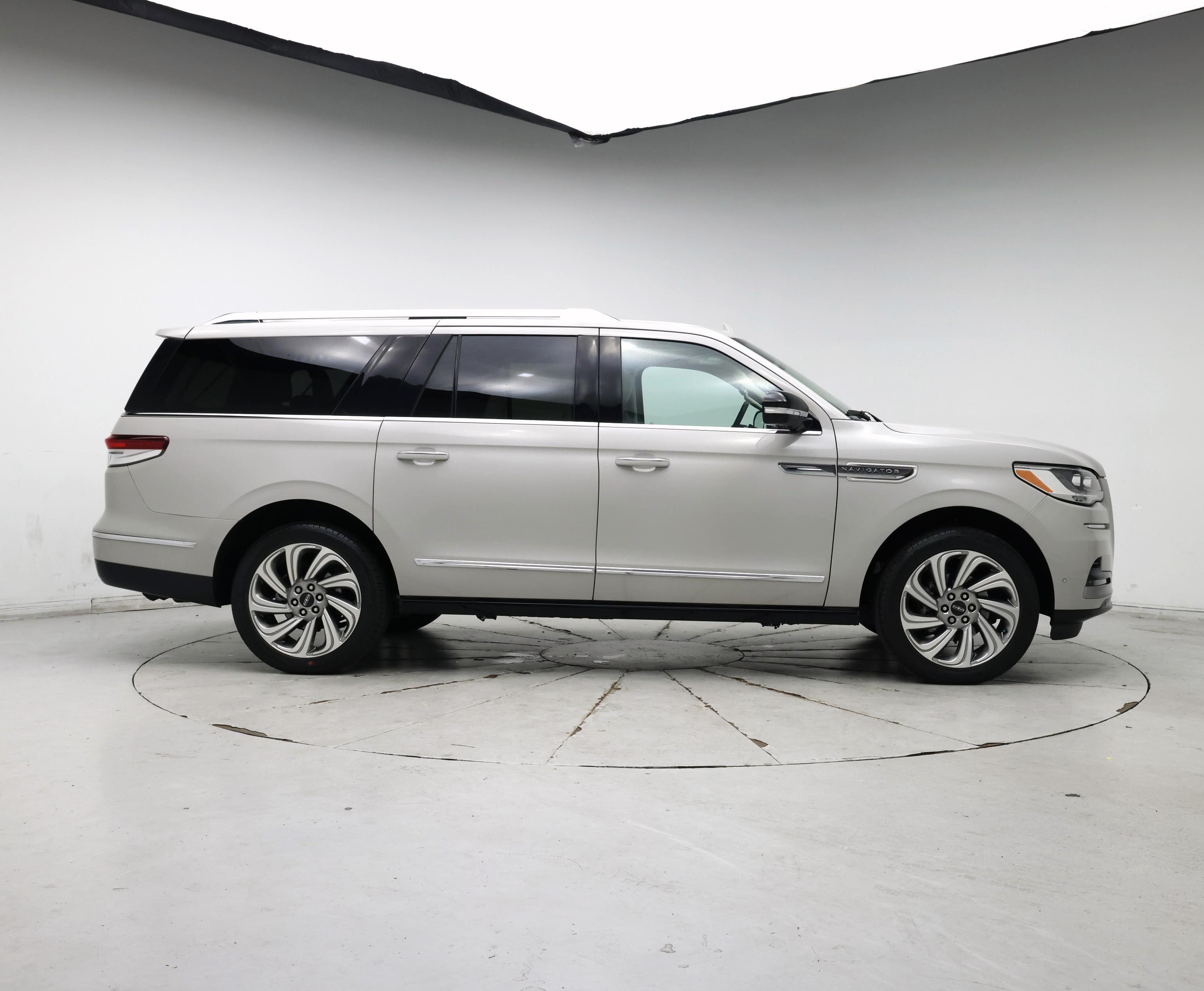 Thumbnail: 2022 Lincoln Navigator L - 7