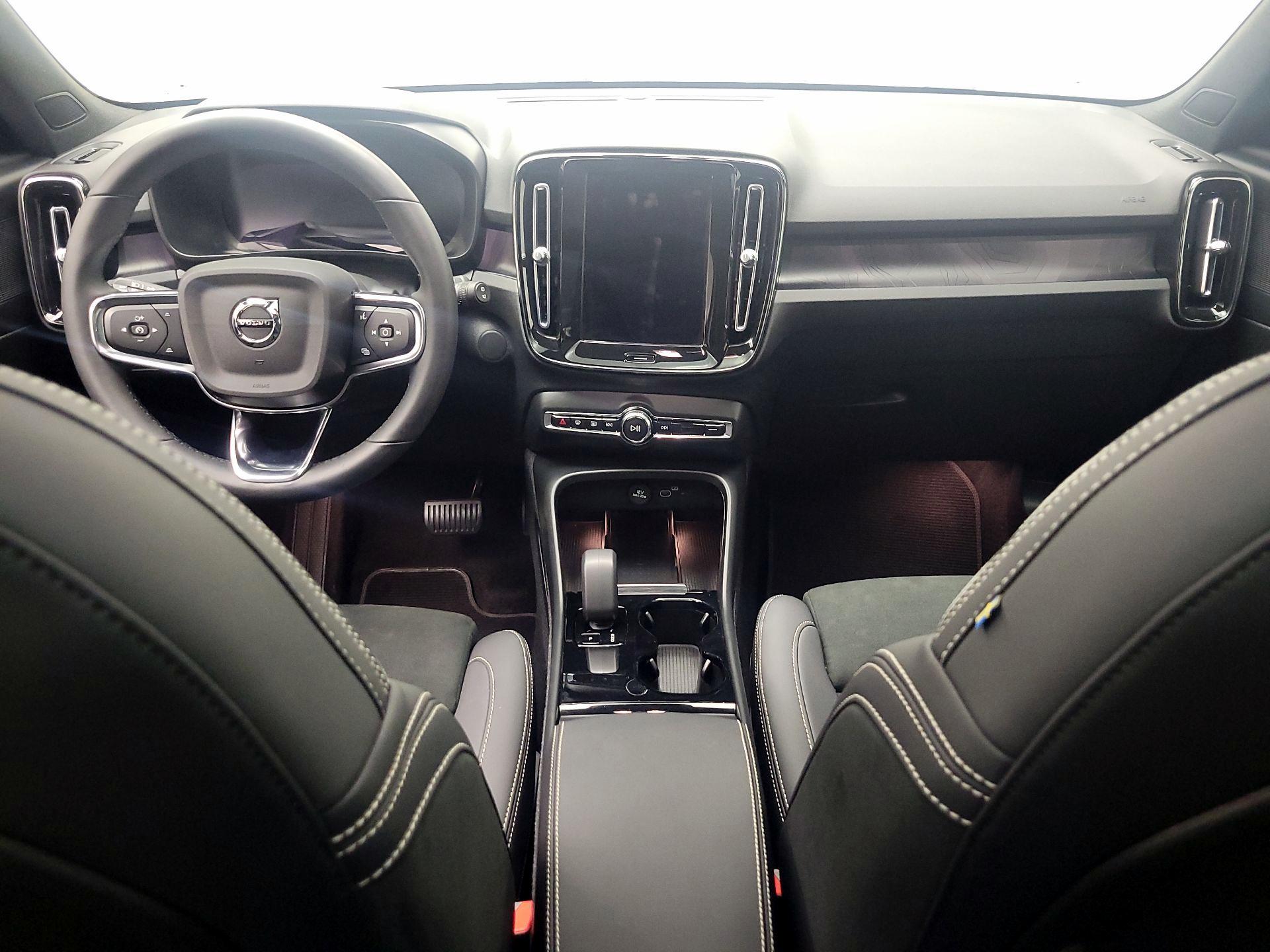 Thumbnail: 2023 Volvo XC40 - 9
