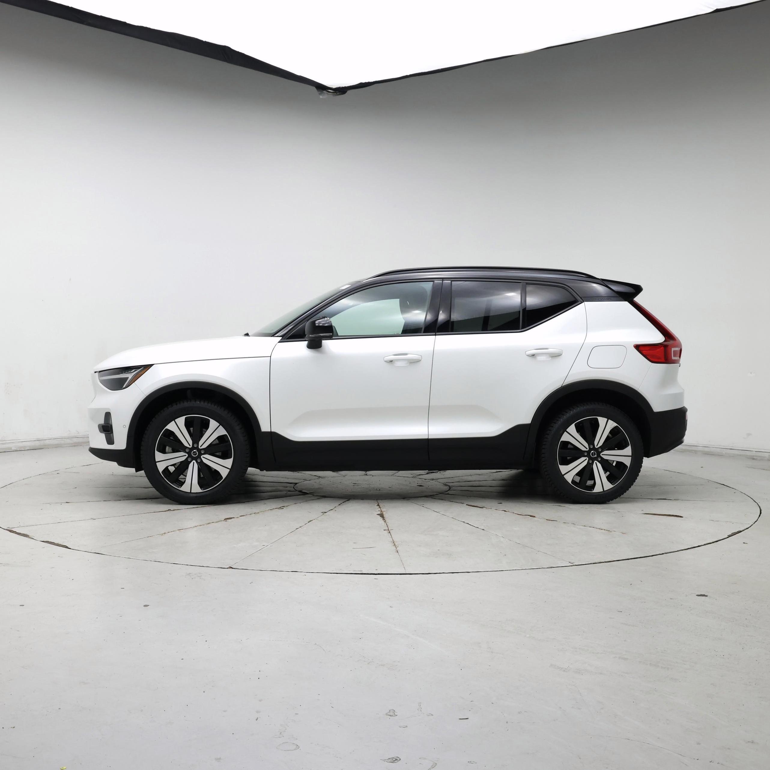 Thumbnail: 2023 Volvo XC40 - 3