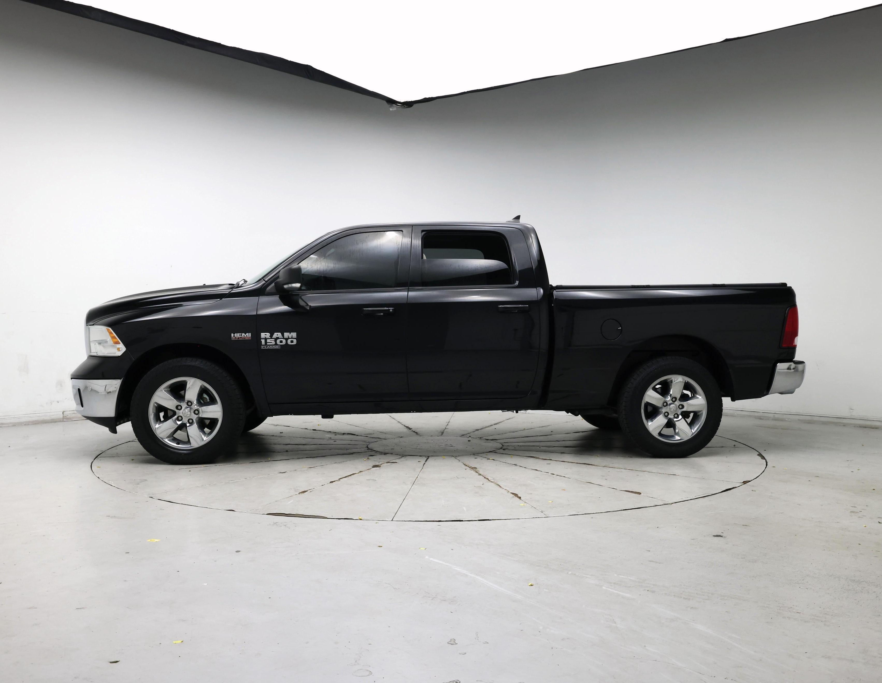 Thumbnail: 2019 RAM 1500 Classic - 3