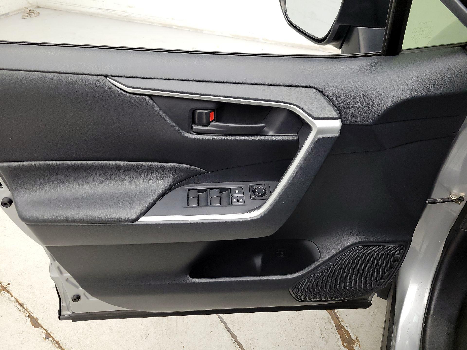 Thumbnail: 2019 Toyota RAV4 - 12