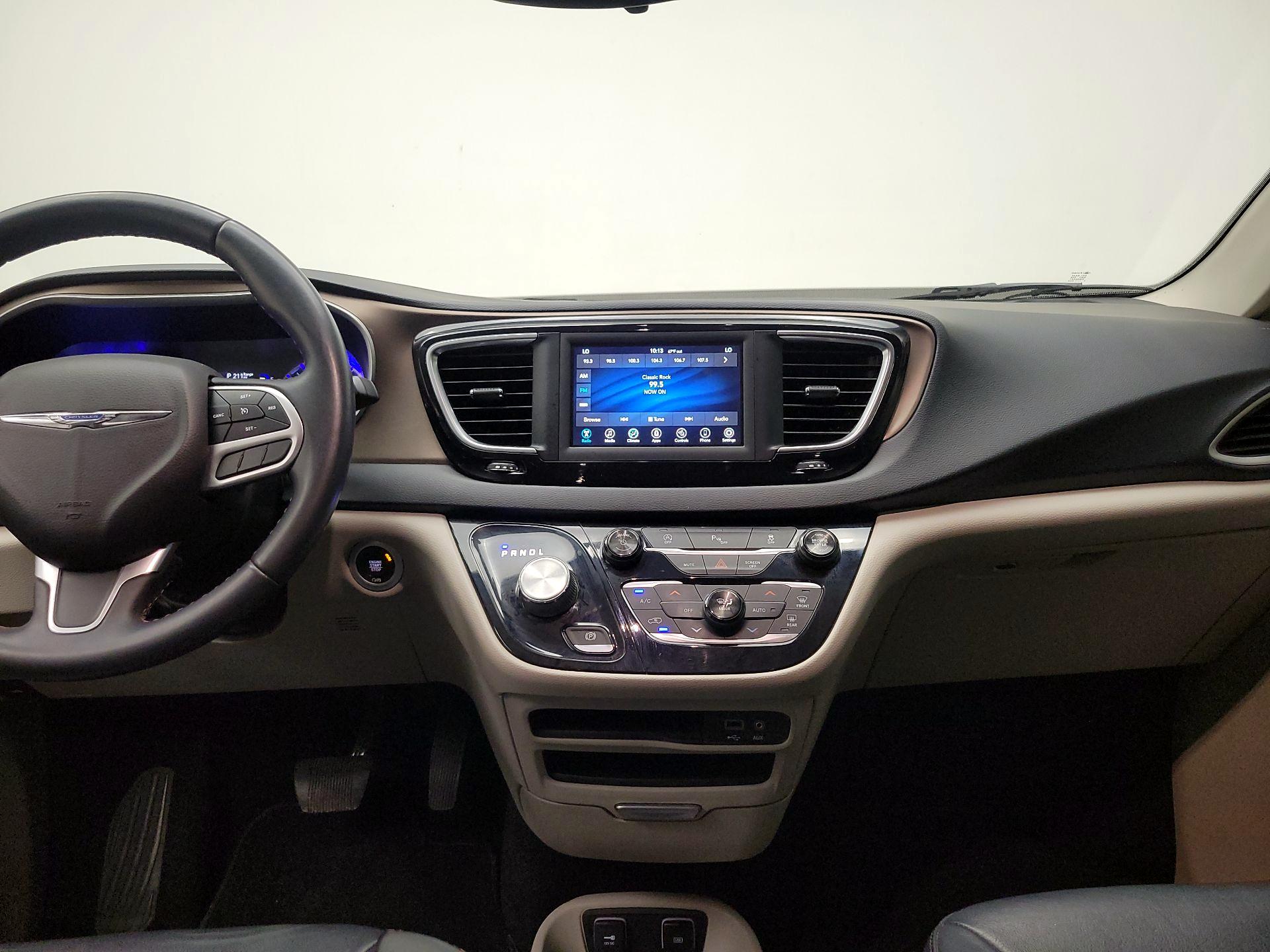 Thumbnail: 2018 Chrysler Pacifica - 9