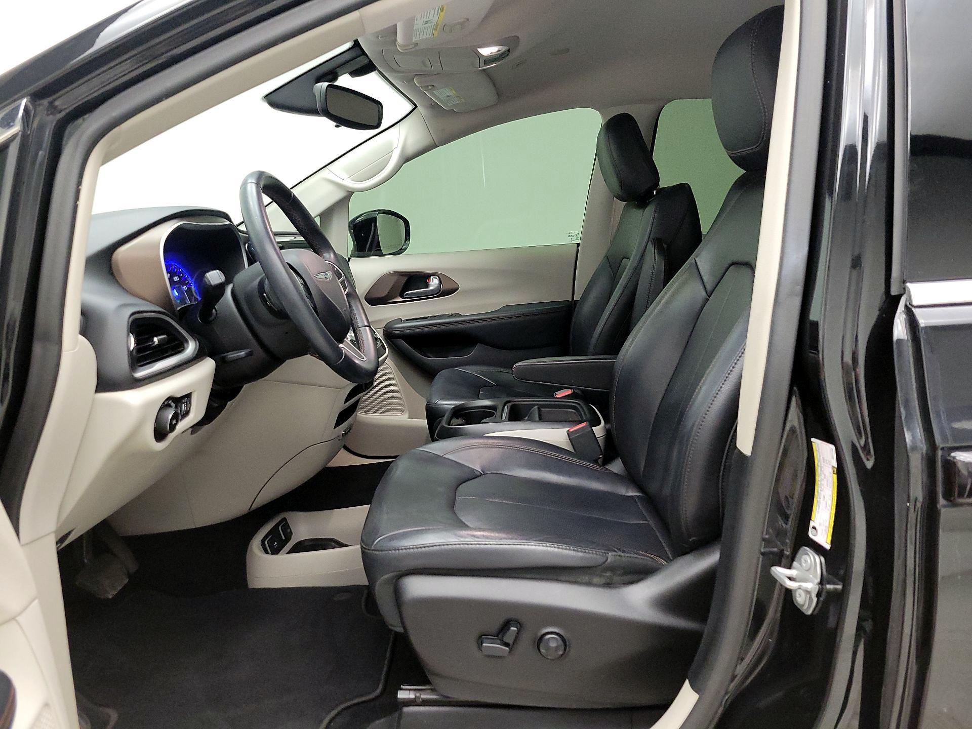 Thumbnail: 2018 Chrysler Pacifica - 11