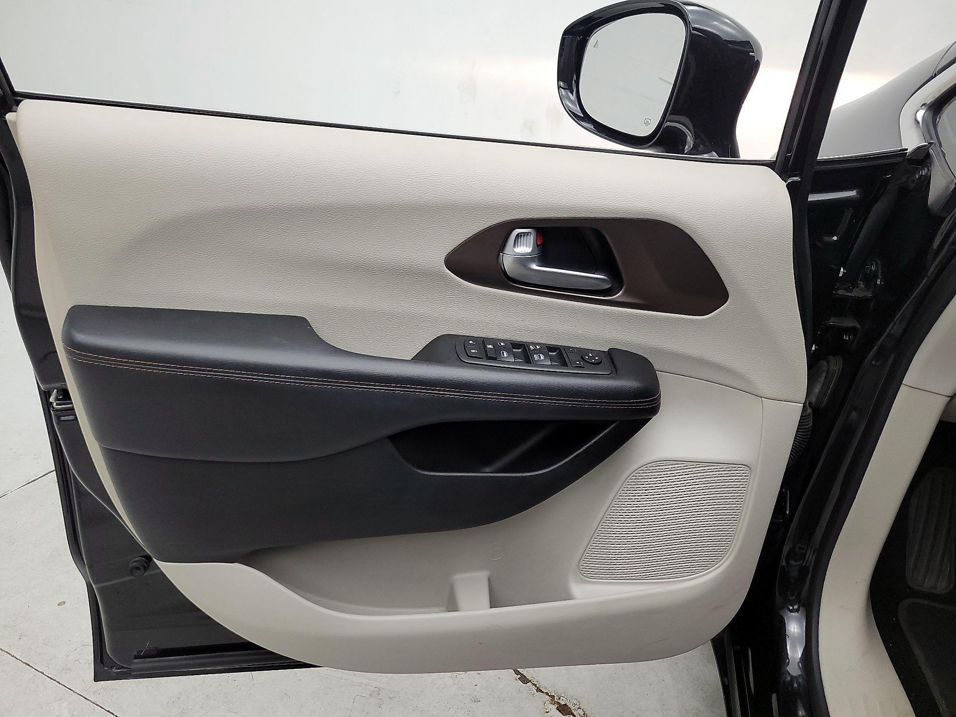 Thumbnail: 2018 Chrysler Pacifica - 12
