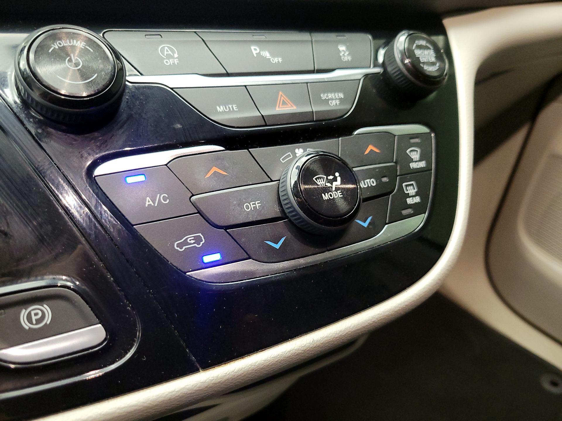 Thumbnail: 2018 Chrysler Pacifica - 16