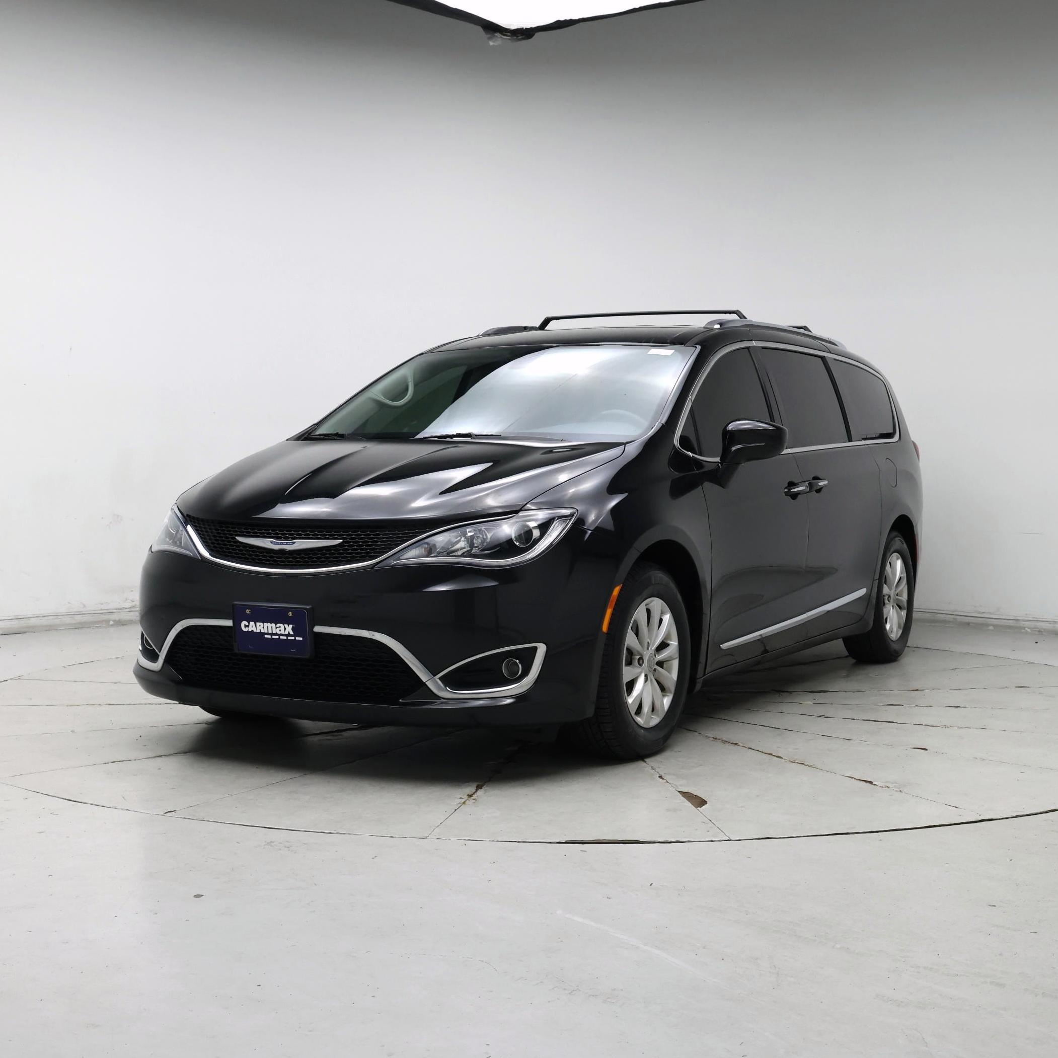 Thumbnail: 2018 Chrysler Pacifica - 4