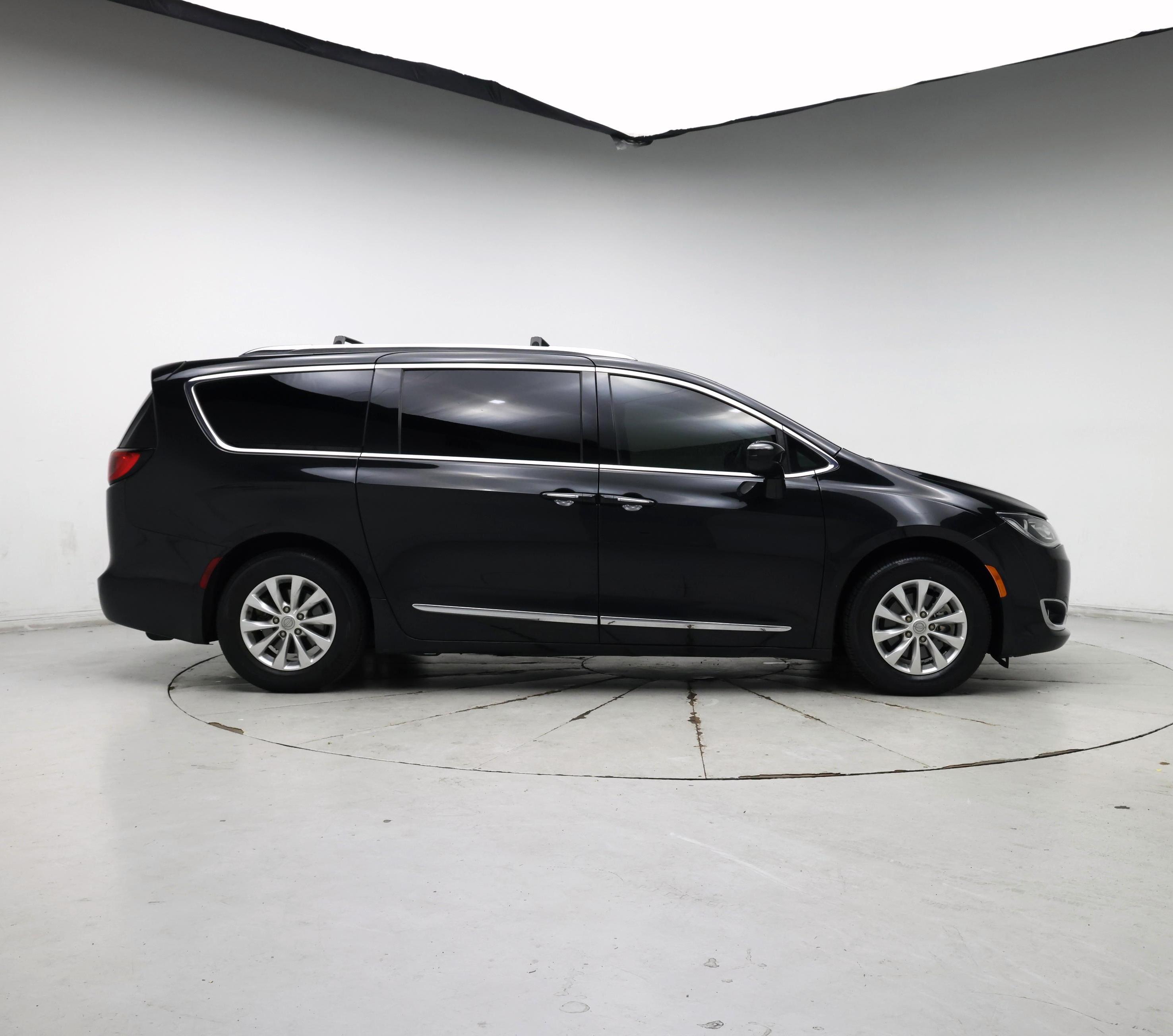 Thumbnail: 2018 Chrysler Pacifica - 7