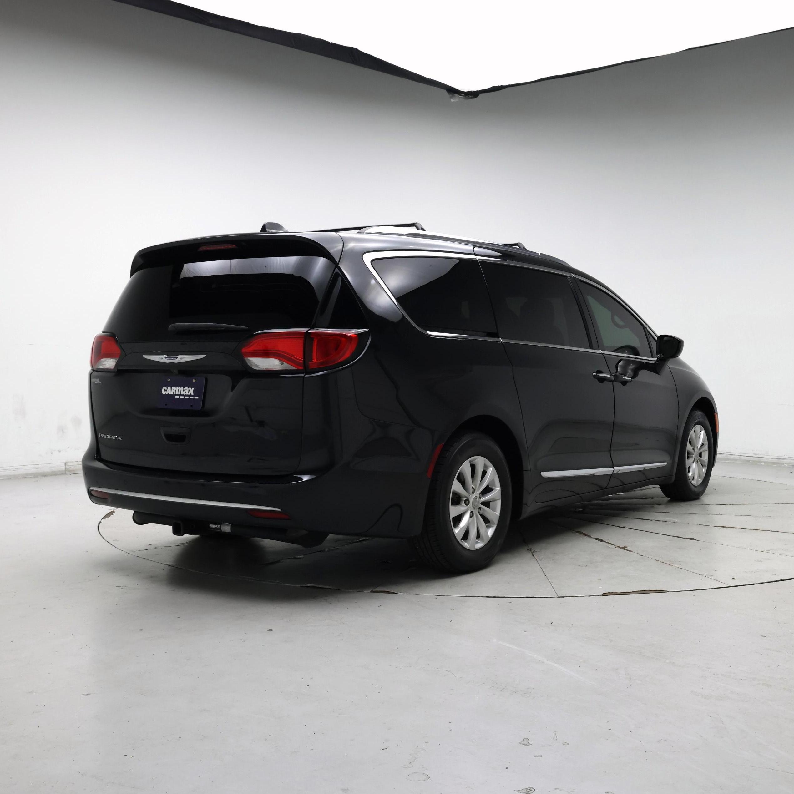 Thumbnail: 2018 Chrysler Pacifica - 8