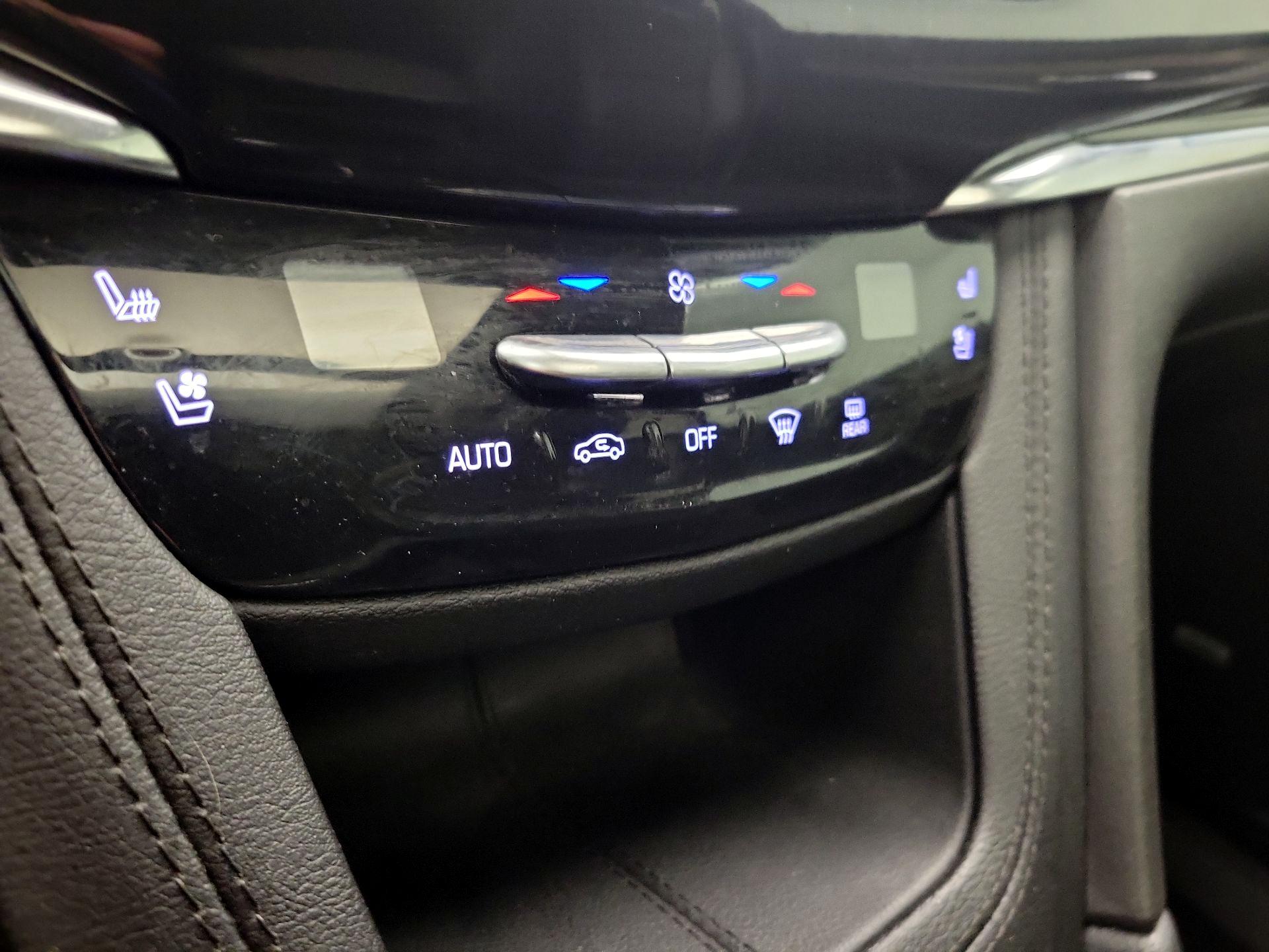 Thumbnail: 2022 Cadillac XT6 - 17