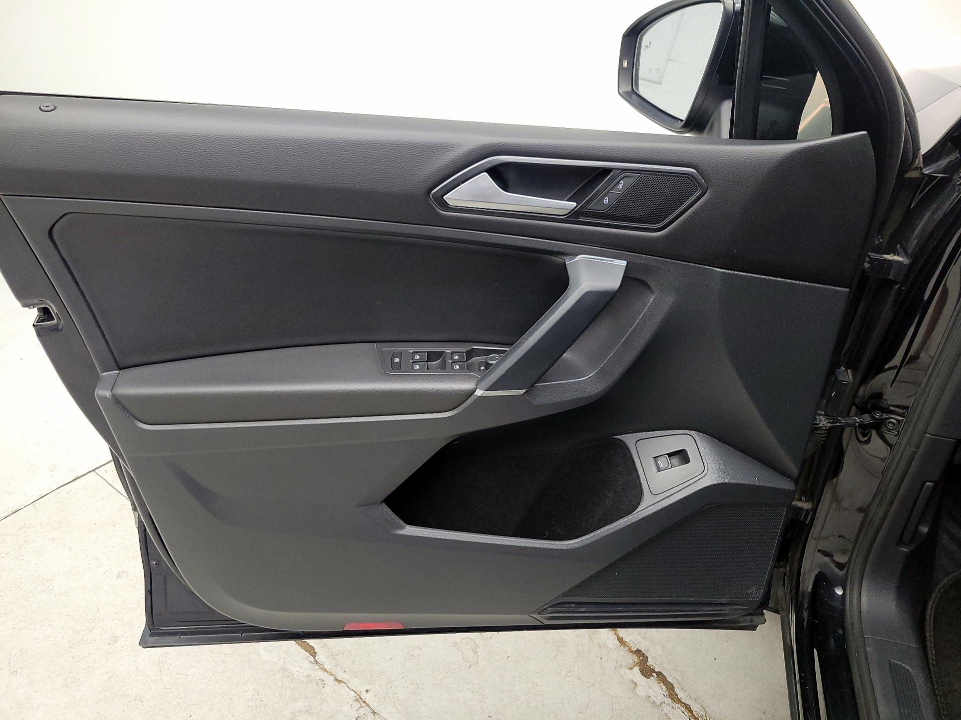 Thumbnail: 2018 Volkswagen Tiguan - 12