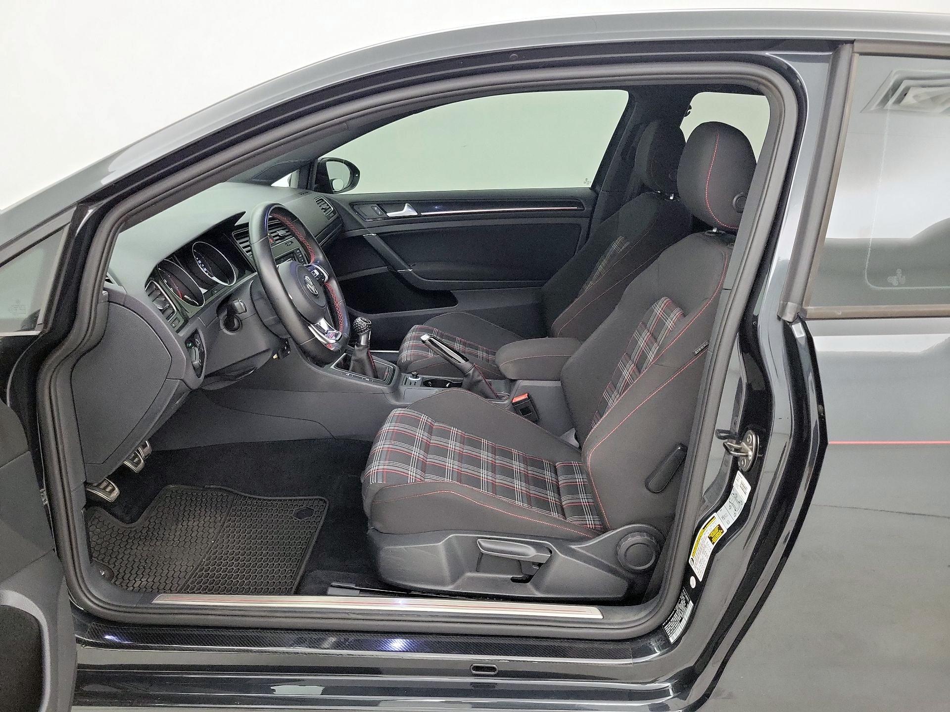 Thumbnail: 2016 Volkswagen Golf - 11