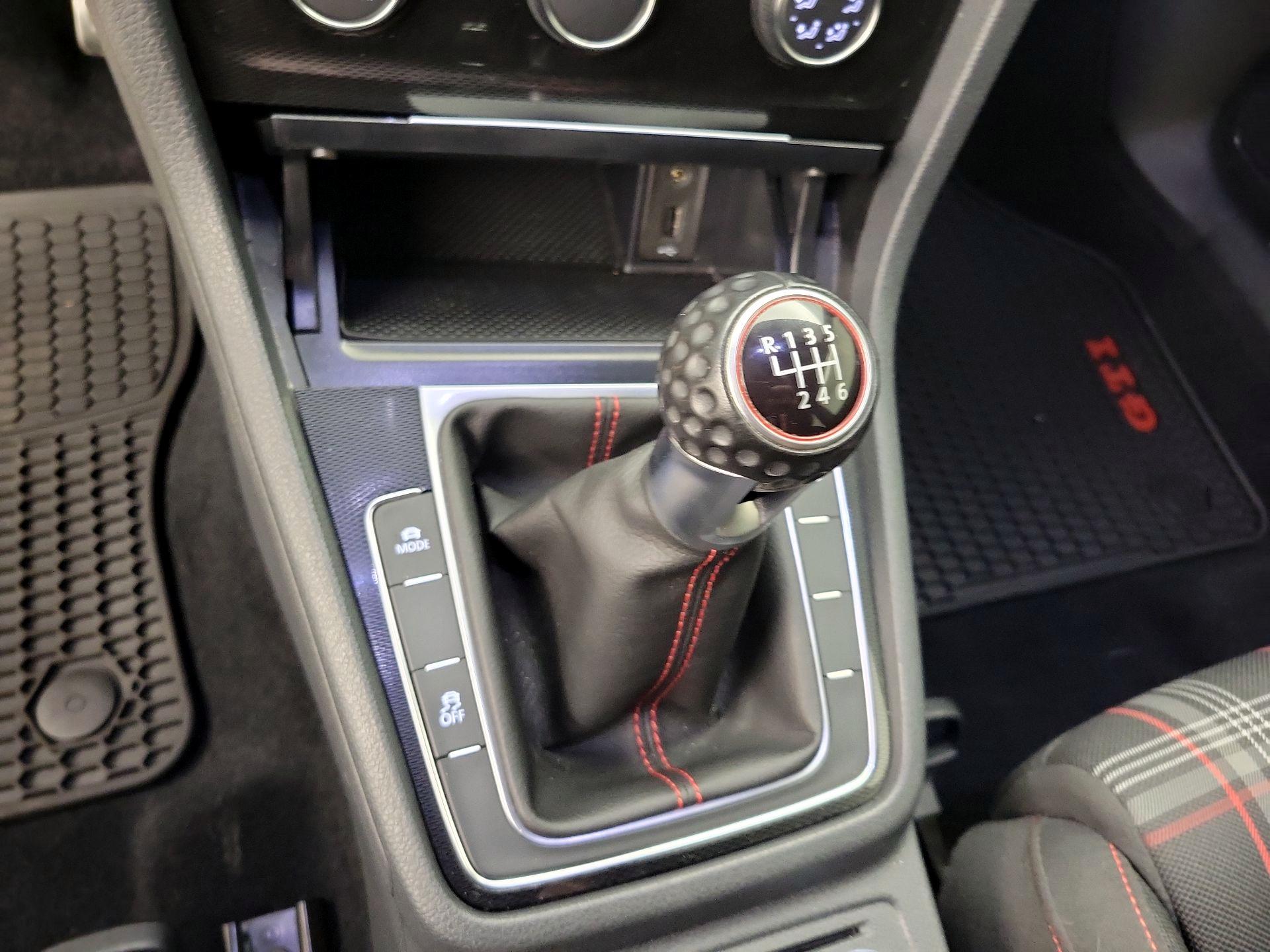 Thumbnail: 2016 Volkswagen Golf - 17