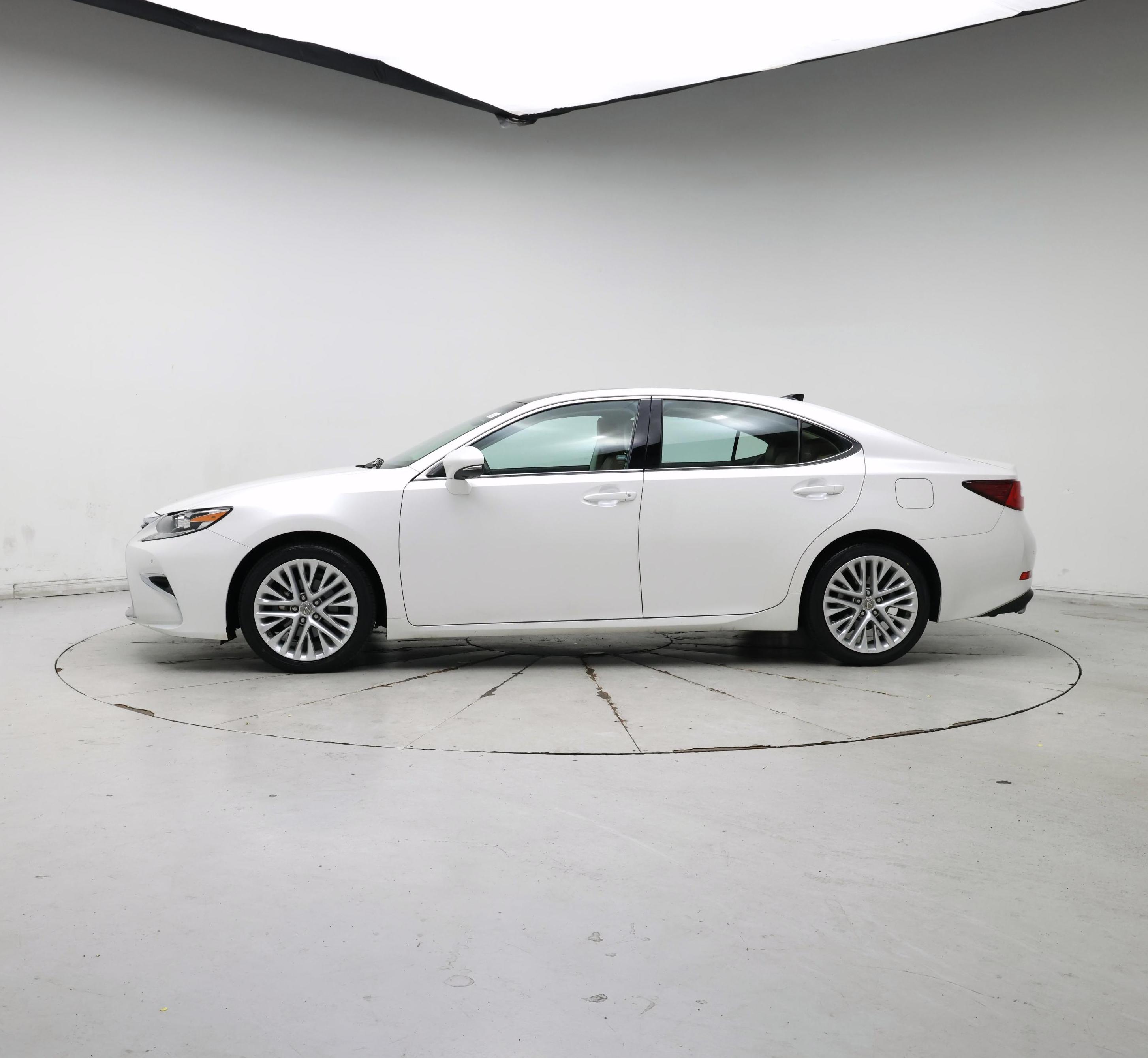 Thumbnail: 2018 Lexus ES - 3