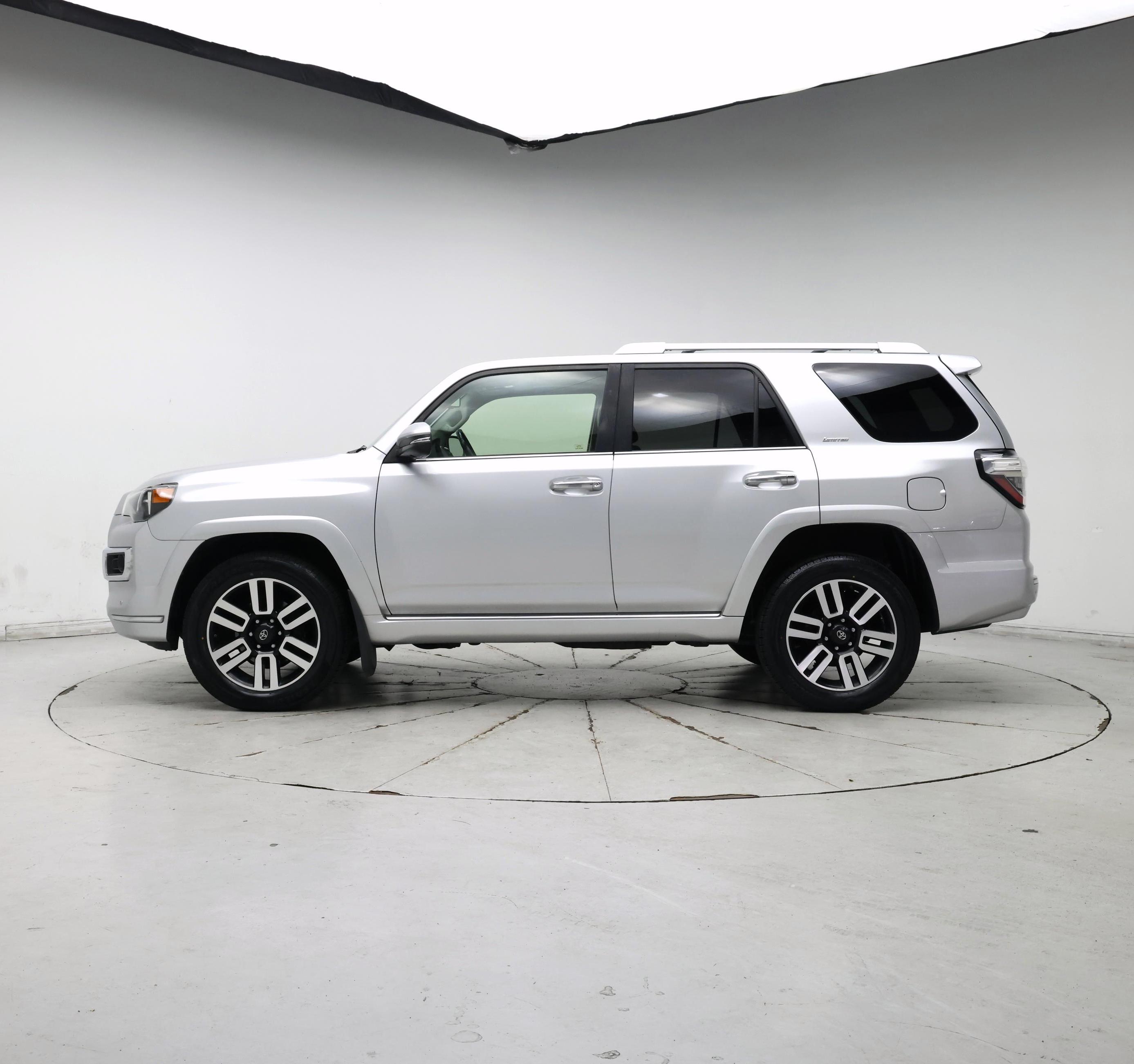 Thumbnail: 2015 Toyota 4Runner - 3